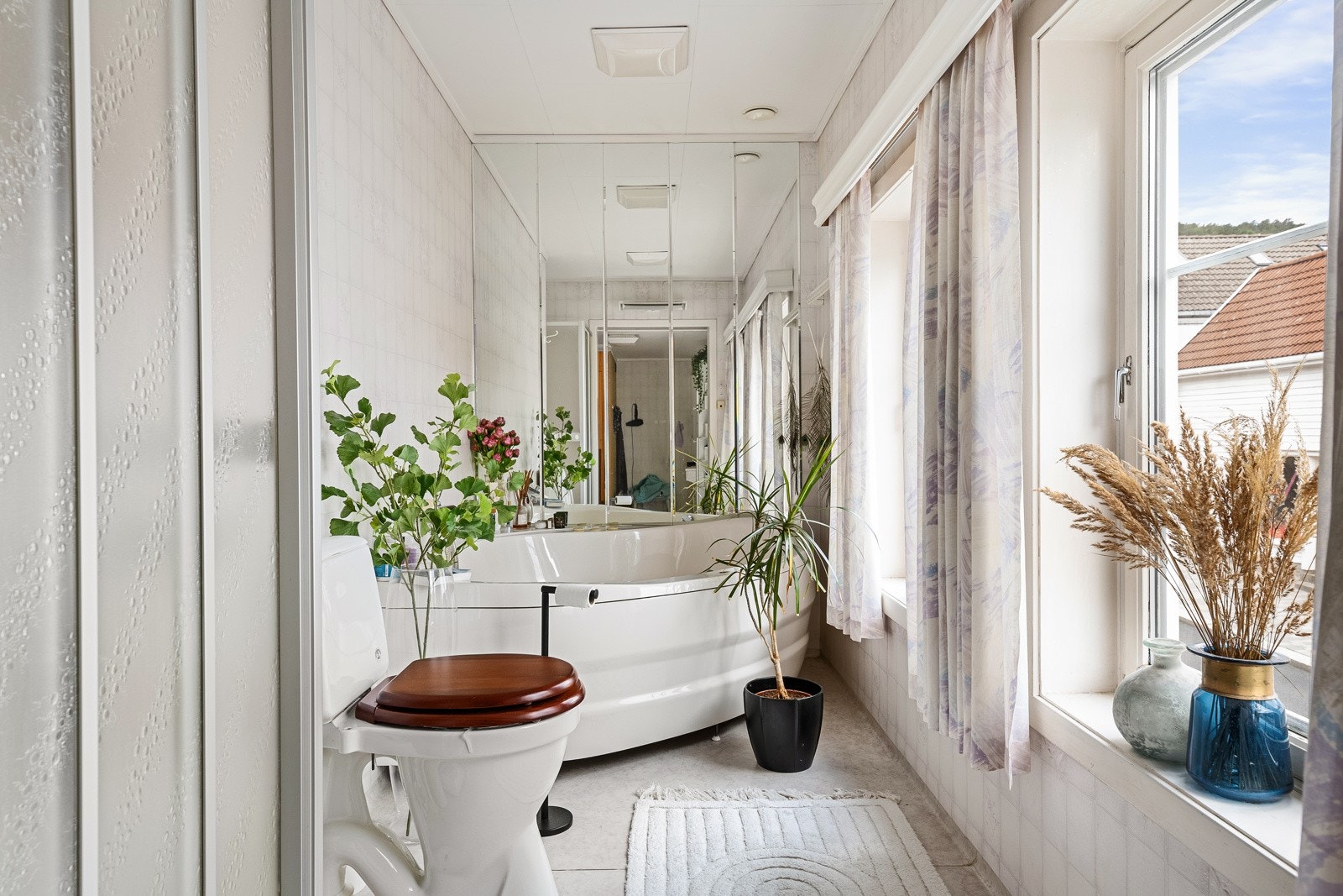 I nærhet til soverom finner man også bad med toalett og badekar med naturlig lysinnslipp. Galleribilde