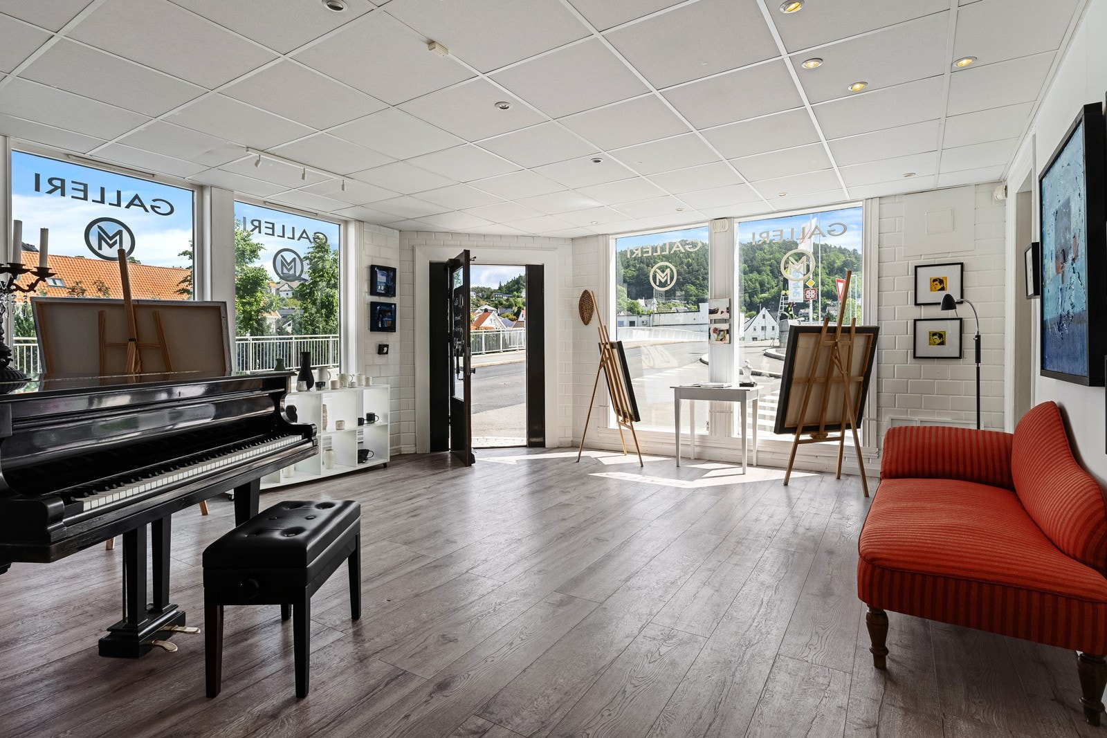 Store vinduer og god naturlig belysning. Galleribilde