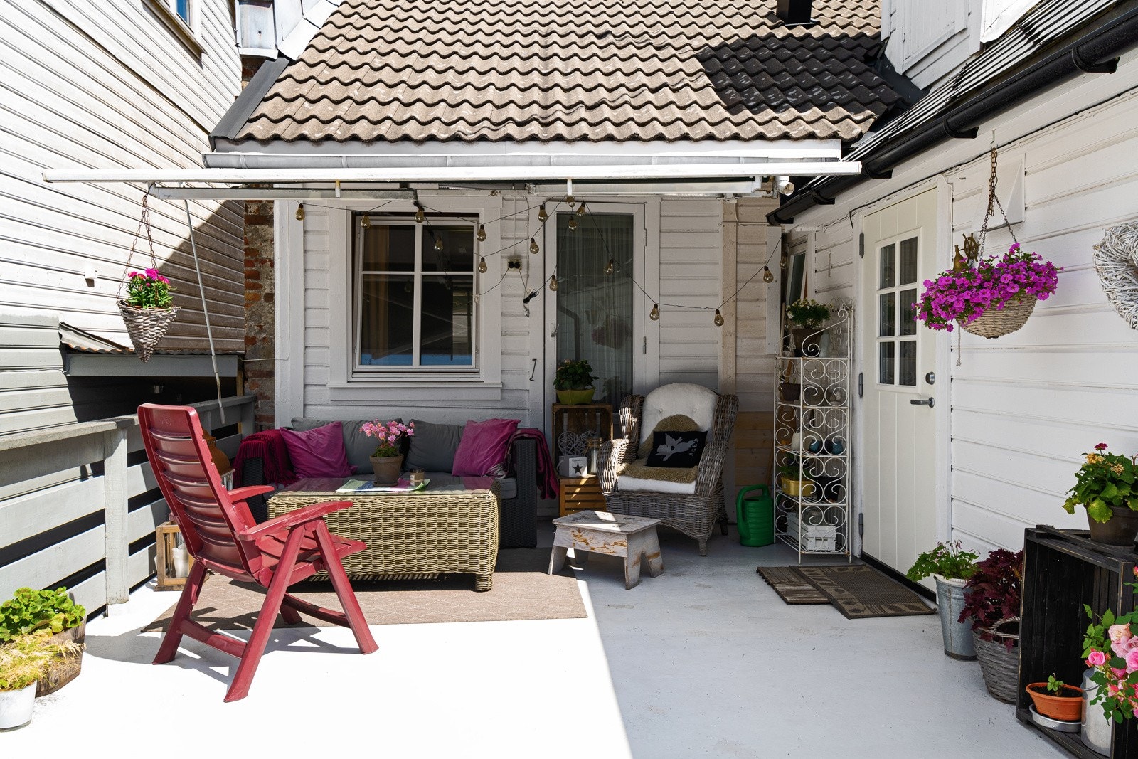 Til terrassen er det adkomst fra både kjøkken og soverom. Galleribilde