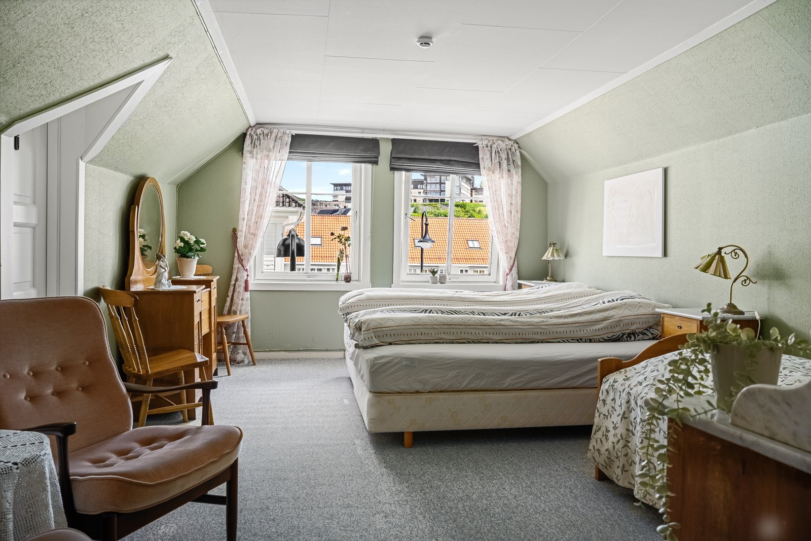 Hjemmekoslig soverom med god plass, også til oppbevaring. Galleribilde