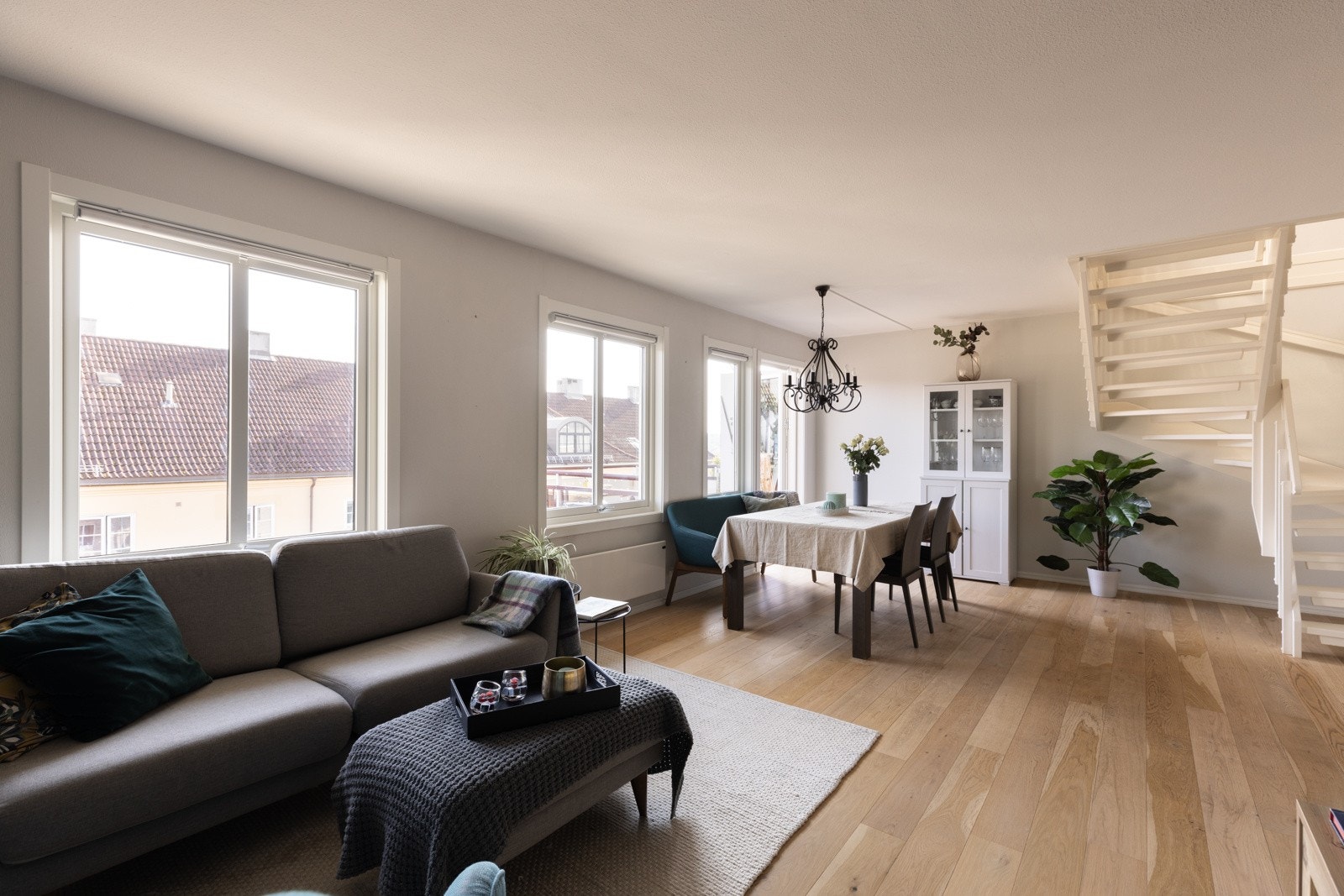 Leiligheten ligger i 6 + 7 etasje med heisadkomst. Galleribilde
