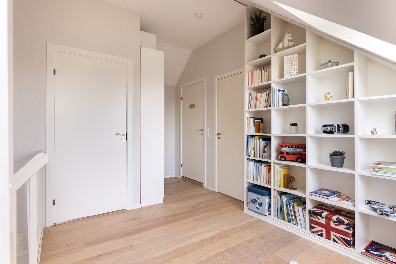 Loftsetasje med plassbygget hylle. Galleribilde