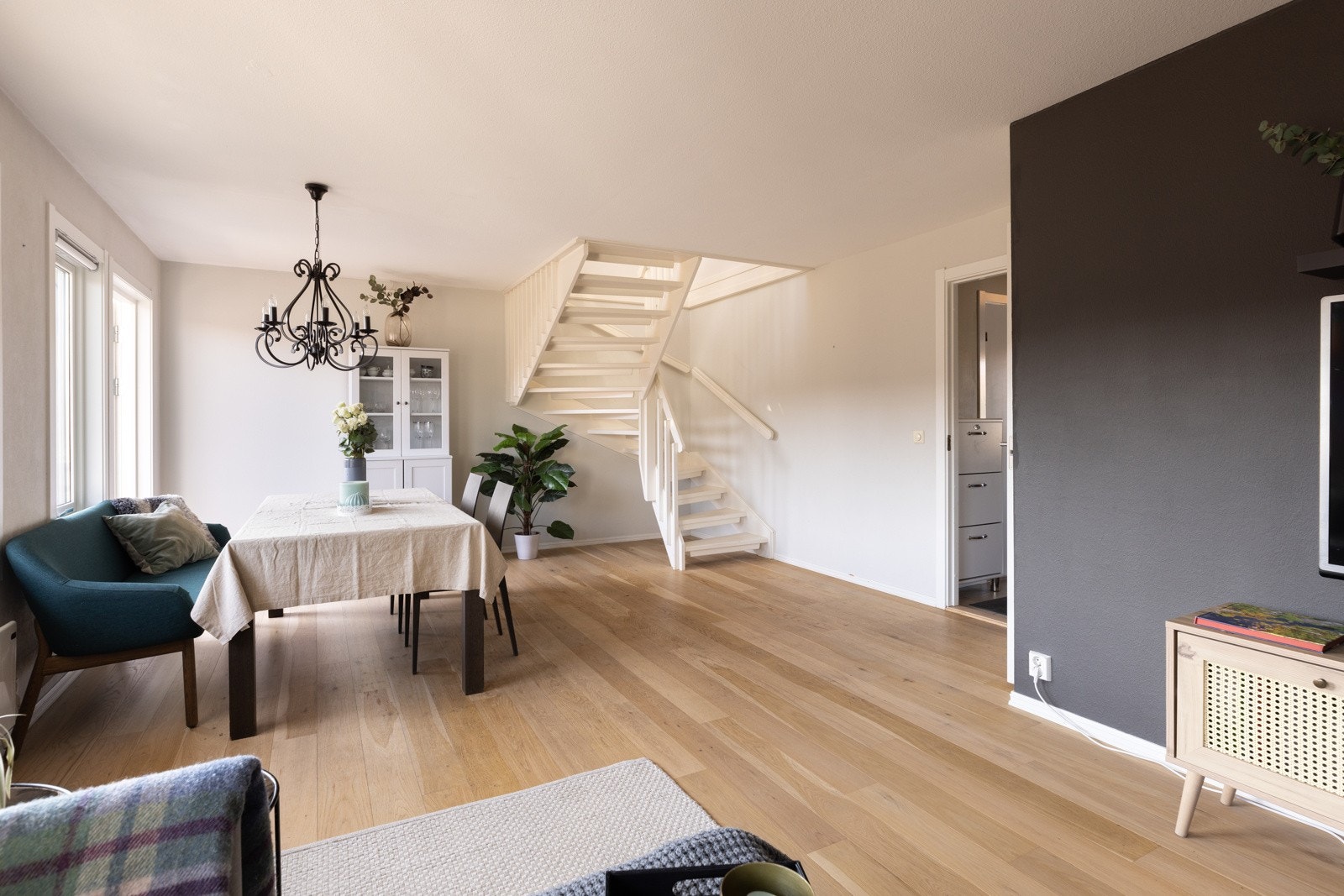 Sosial, åpen stue med plass til stort spisebord og sofaseksjon. Galleribilde