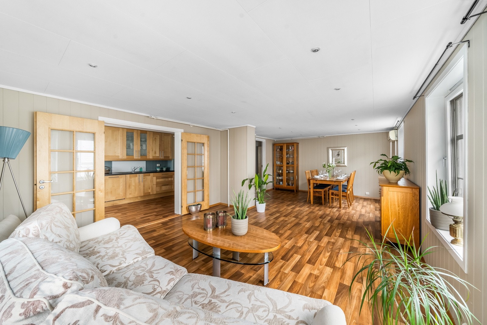 Romslig stue / spisestue med dobbel glassdør til kjøkken. Galleribilde