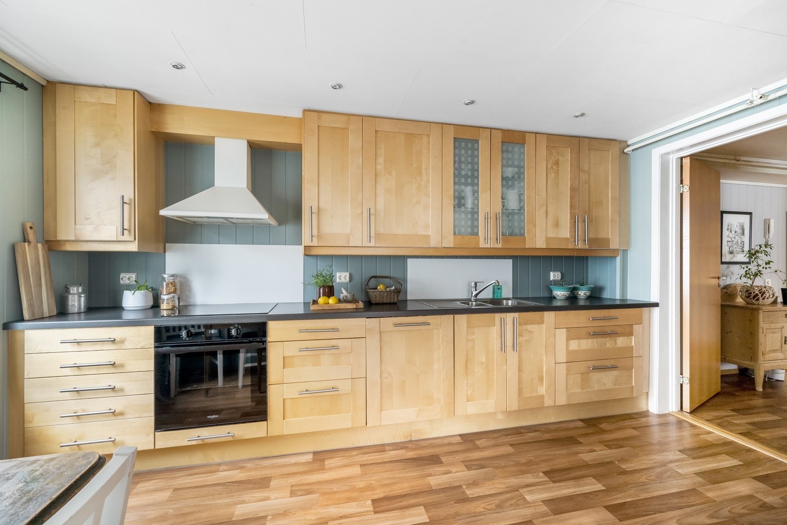 Nytt kjøkken satt inn i 2005 med integrerte hvitevarer. Galleribilde