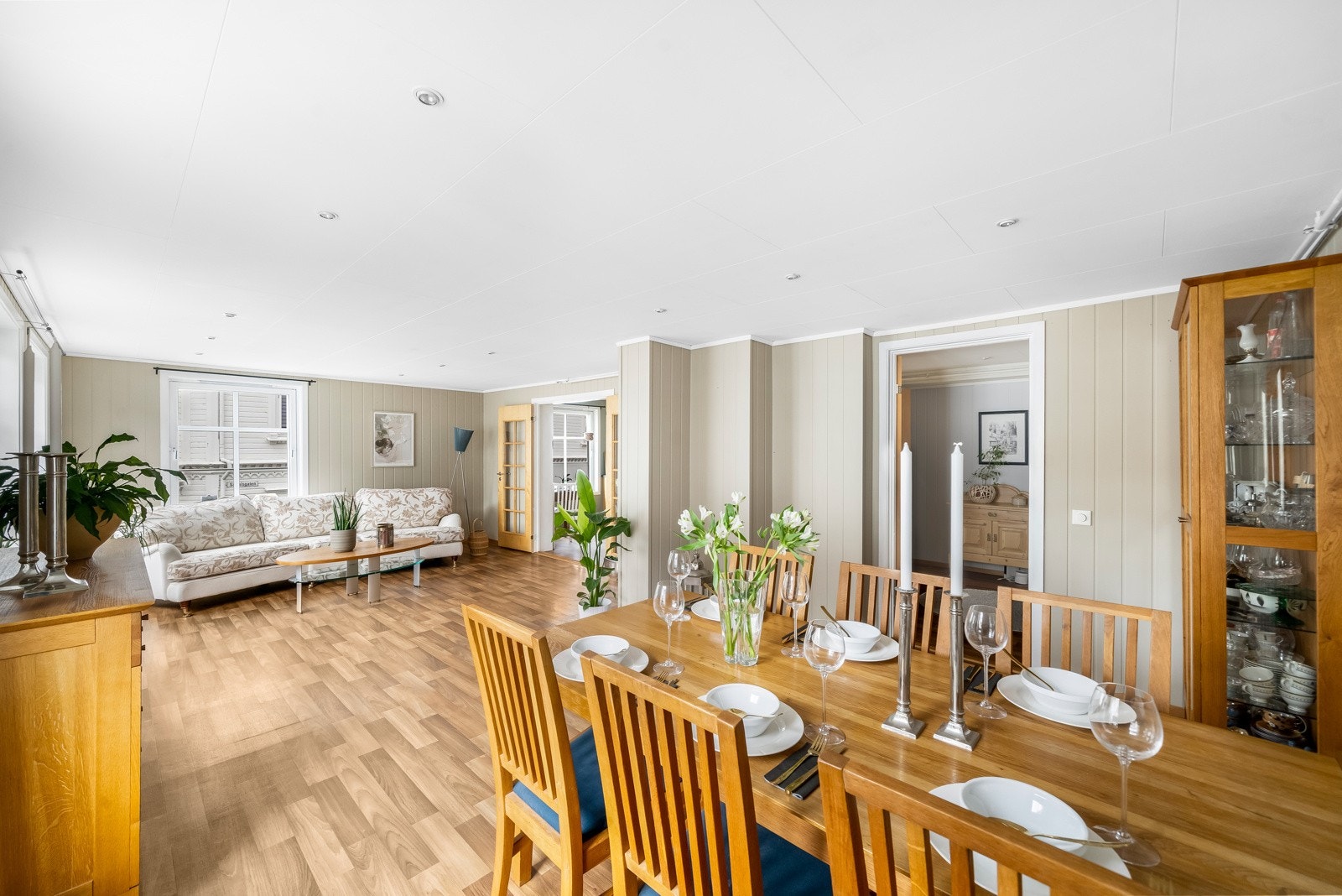 God belysning med spotter i taket! Galleribilde