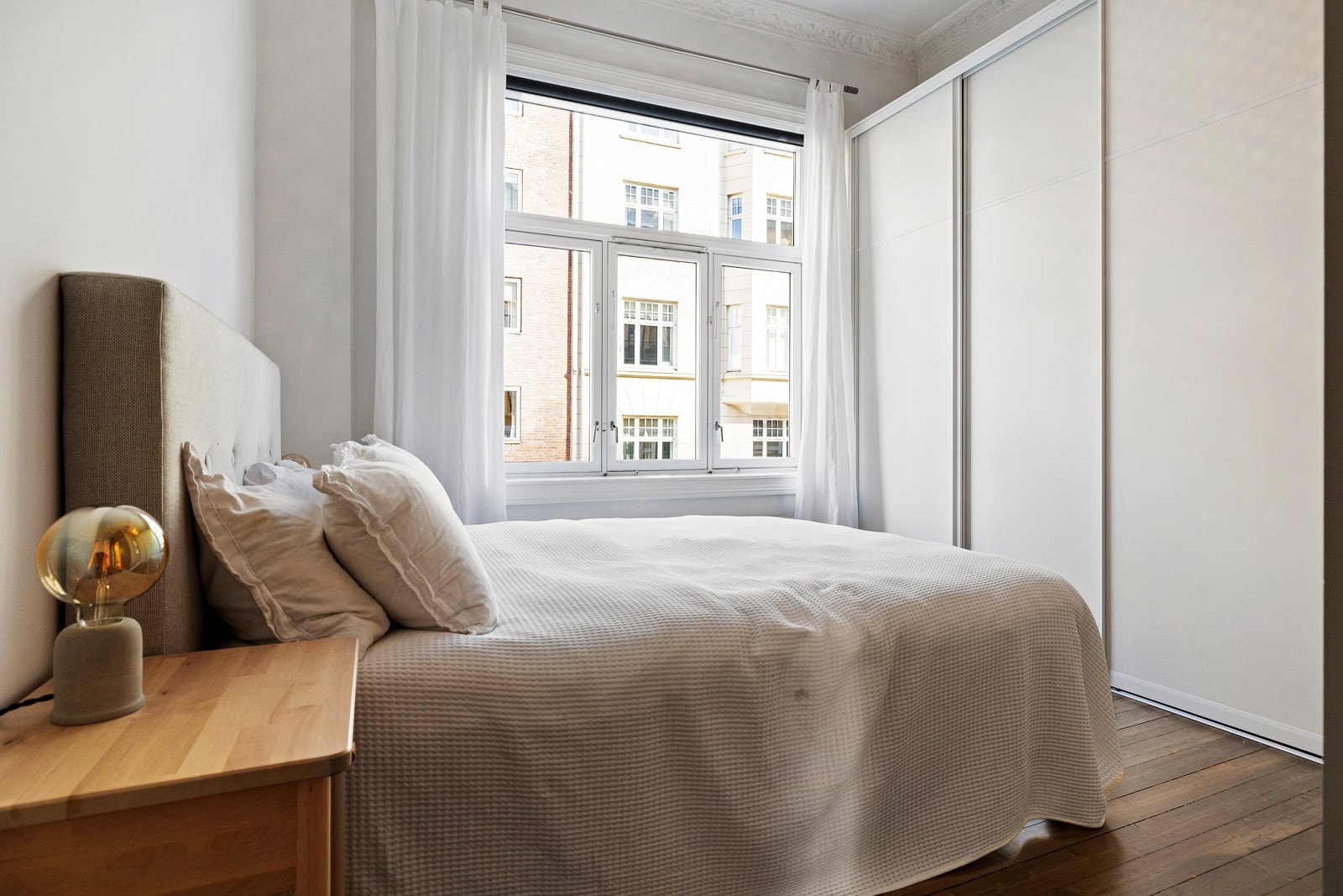 Hovedsoverommet har god skapplass Galleribilde