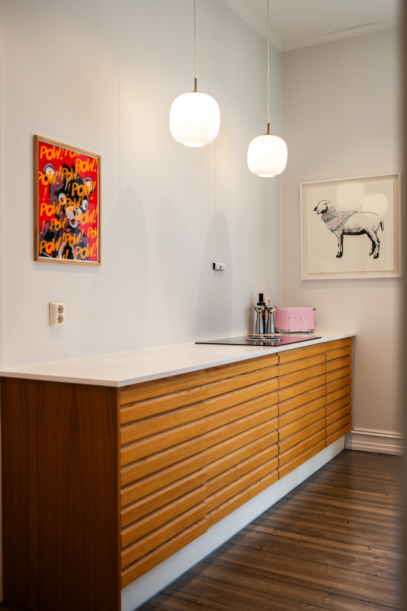 Kjøkkenet har integrerte hvitevarer med god kvalitet Galleribilde