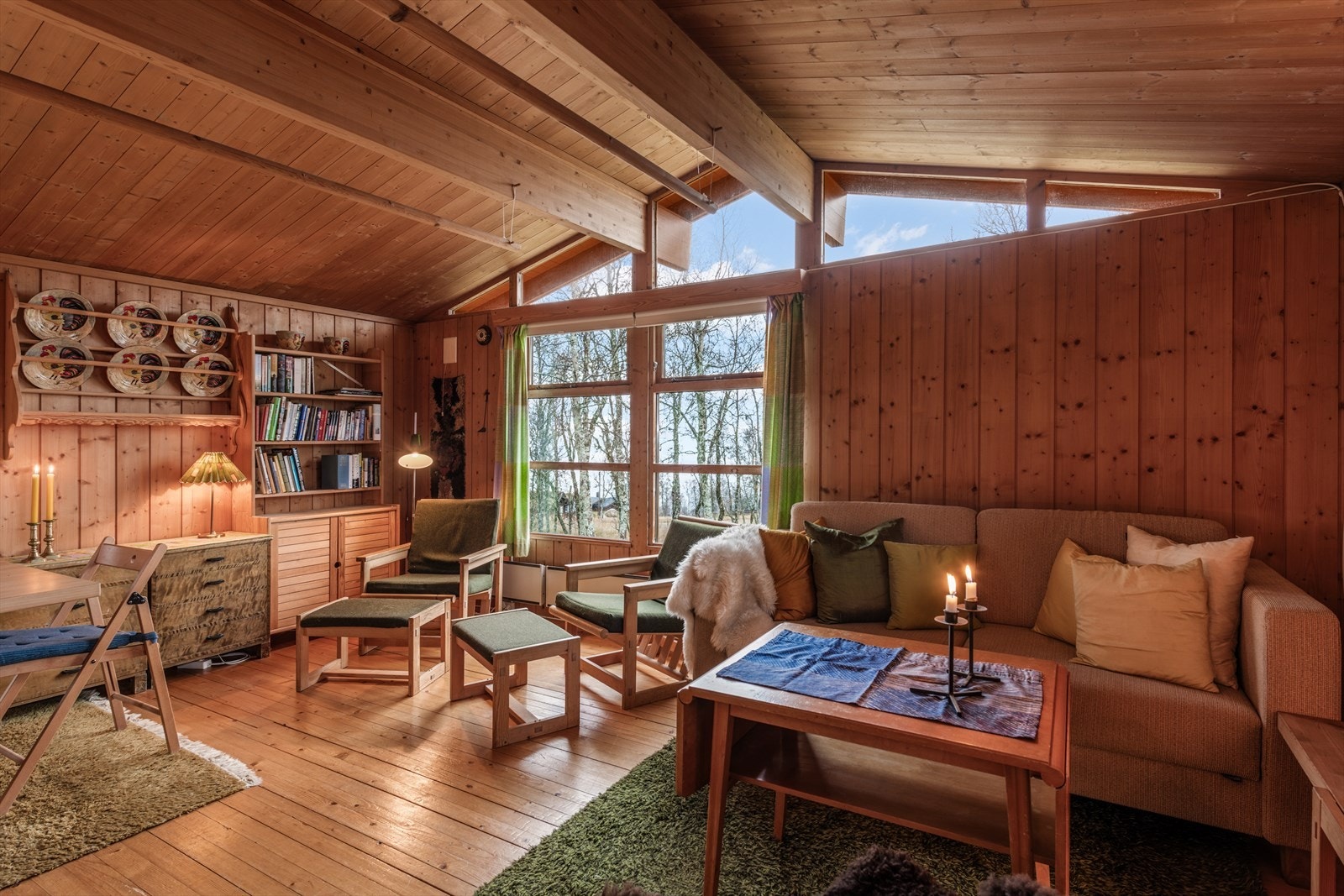 Stue med røstet himling og store vindusflater som gir godt med lys. Plass til sitte og spisegruppe, nydelig utsikt fra stuevinduene Galleribilde