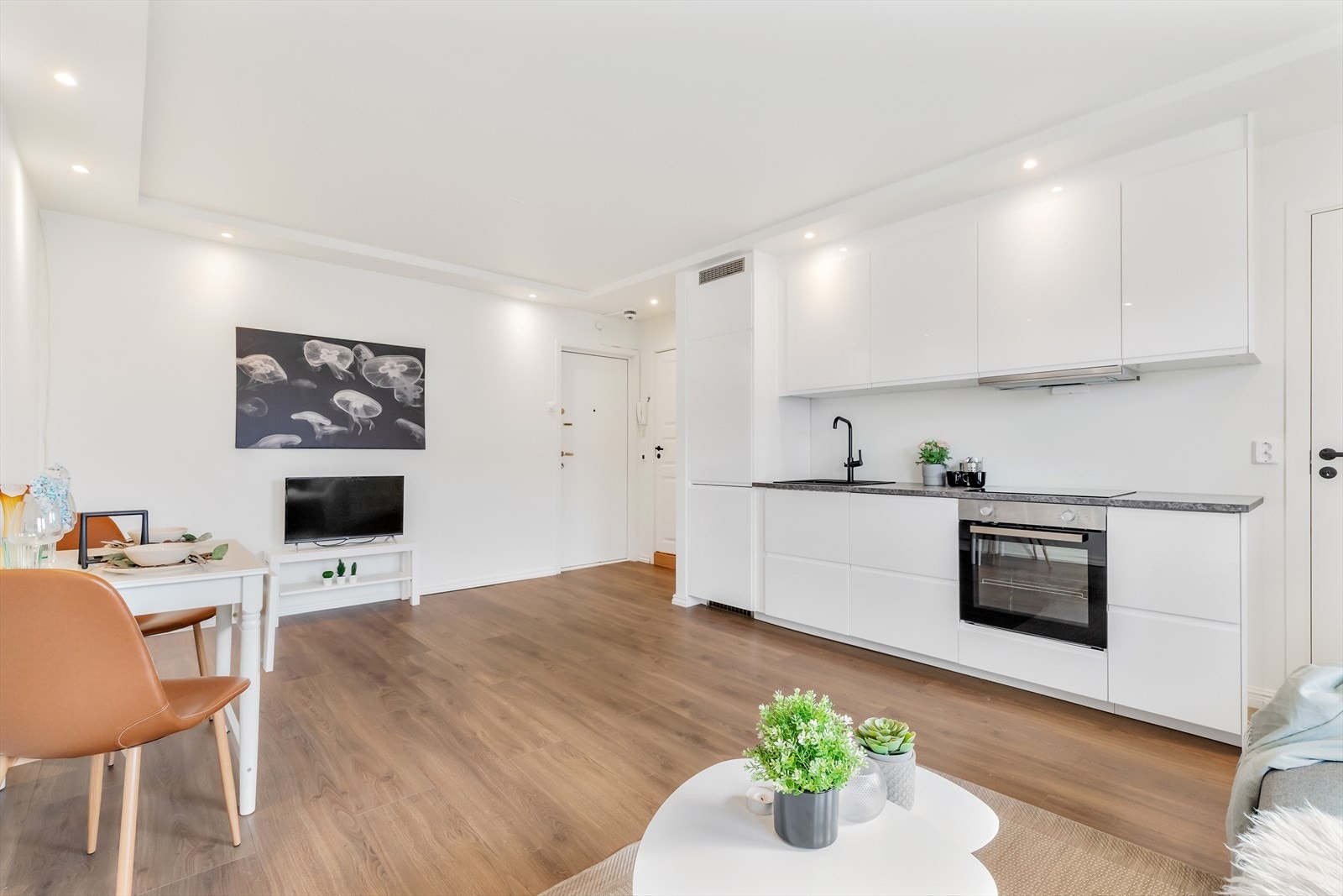 Romslig oppholdsrom med plass til spisebord og underholdning. Galleribilde