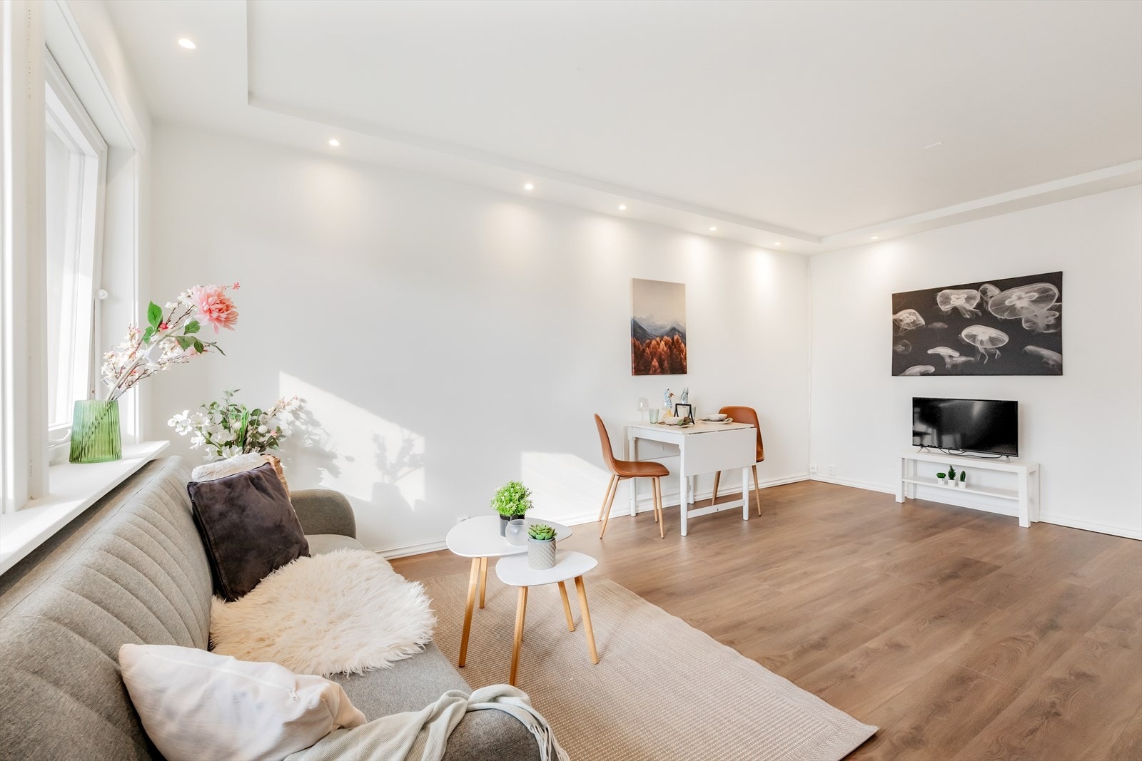 Romslig oppholdsrom med fleksible innredningsmuligheter. Galleribilde