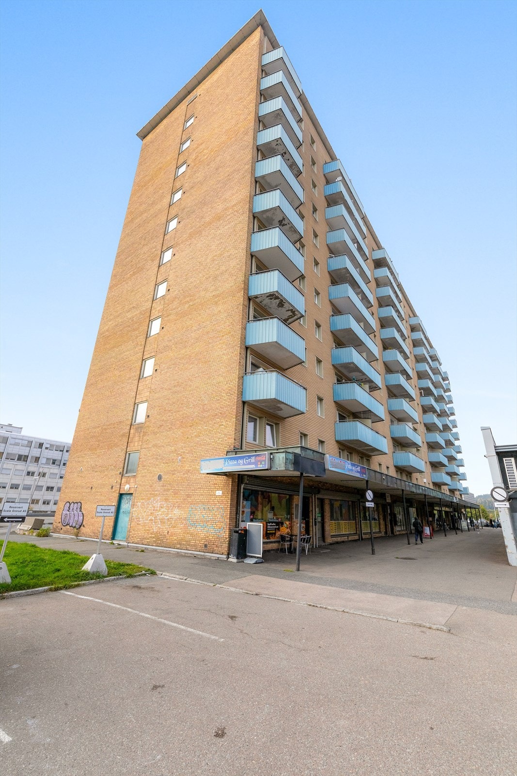 Leiligheten ligger nær Grorud Senter med mange butikker og tjenester. Galleribilde