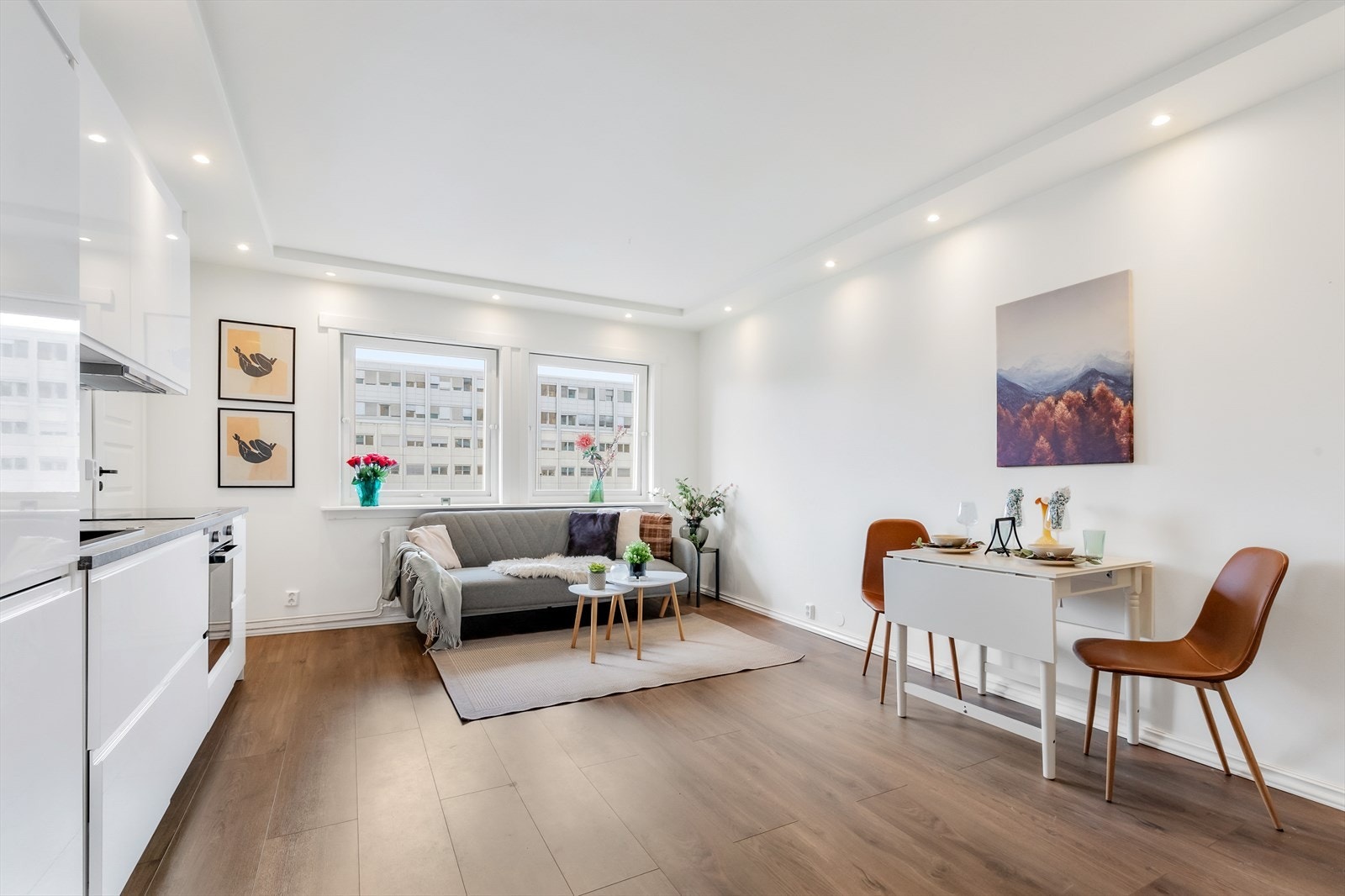 Innbydende stue med plass til både sofa og arbeidsområde. Galleribilde