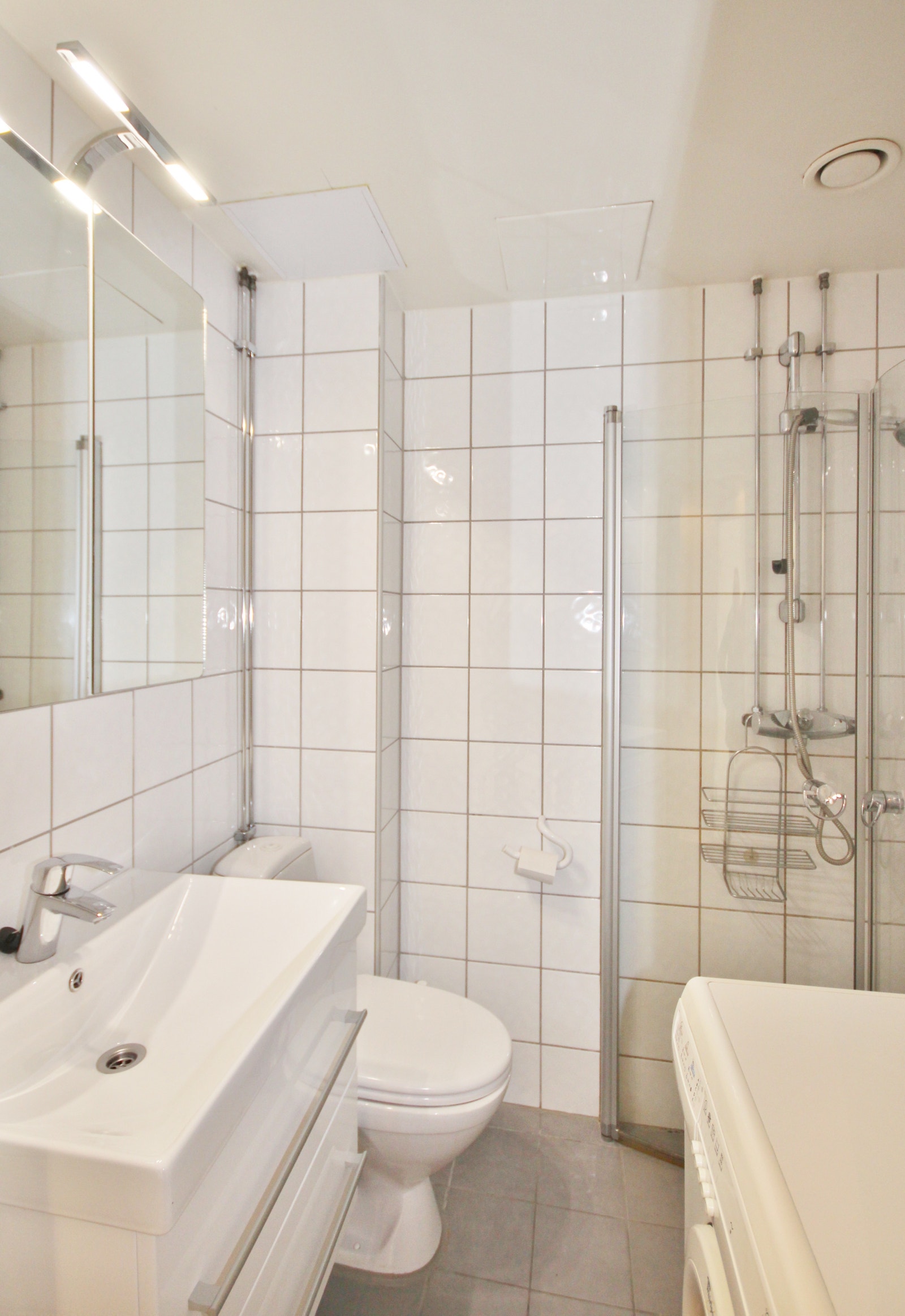 Lyst og flislagt bad. Galleribilde