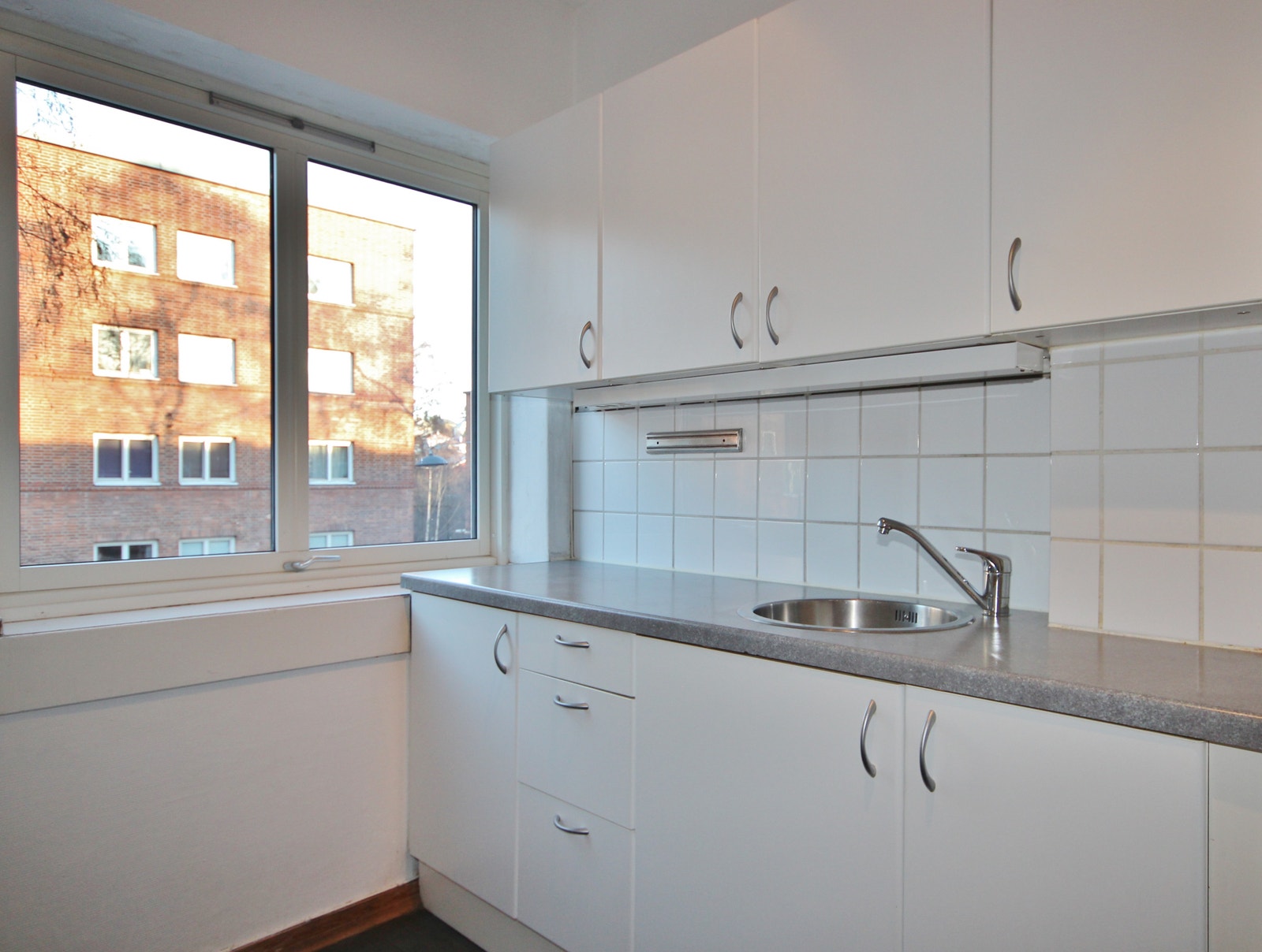 Lyst kjøkken. Godt med skap- og benkplass. Galleribilde