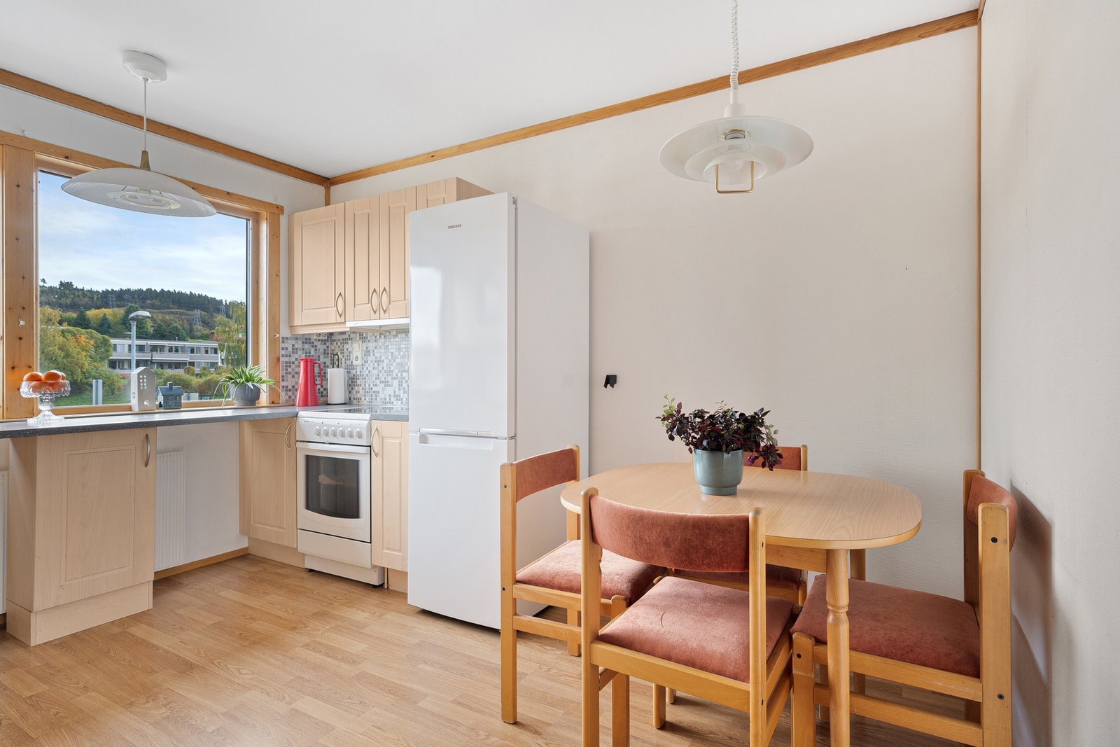 God plass til frokostbord på kjøkkenet. Galleribilde