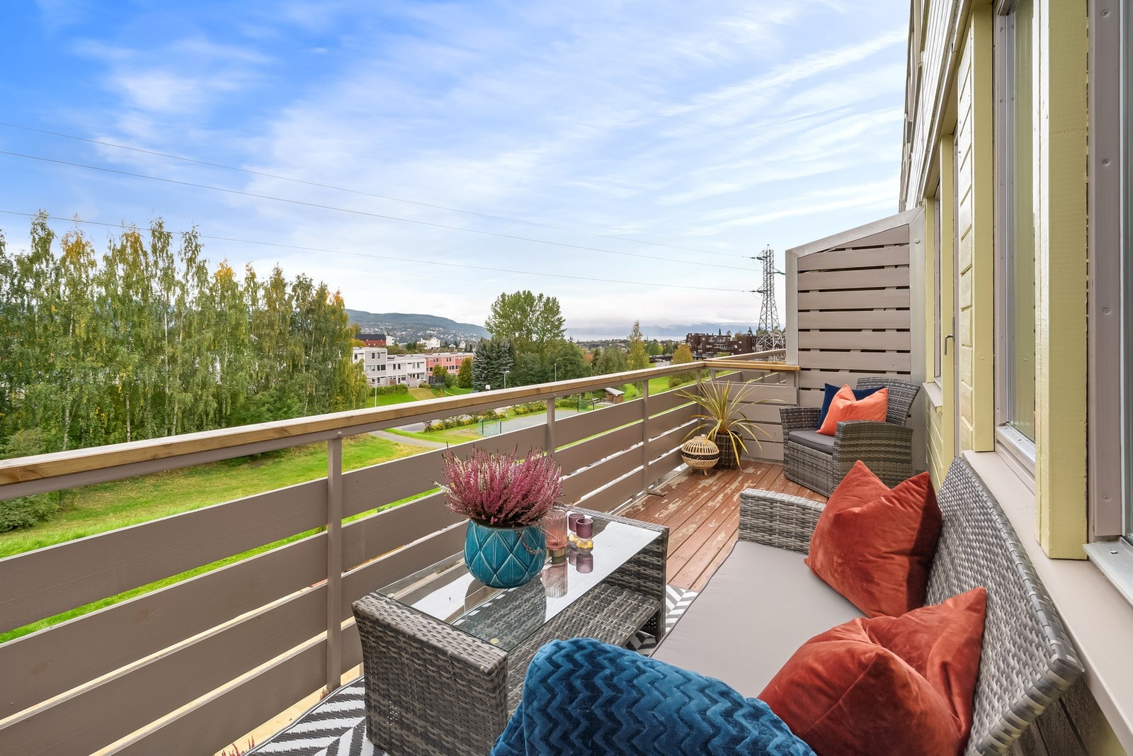 Fra den vestvendte balkongen kan man nyte lang solgang samt glimrende utsikt. Galleribilde