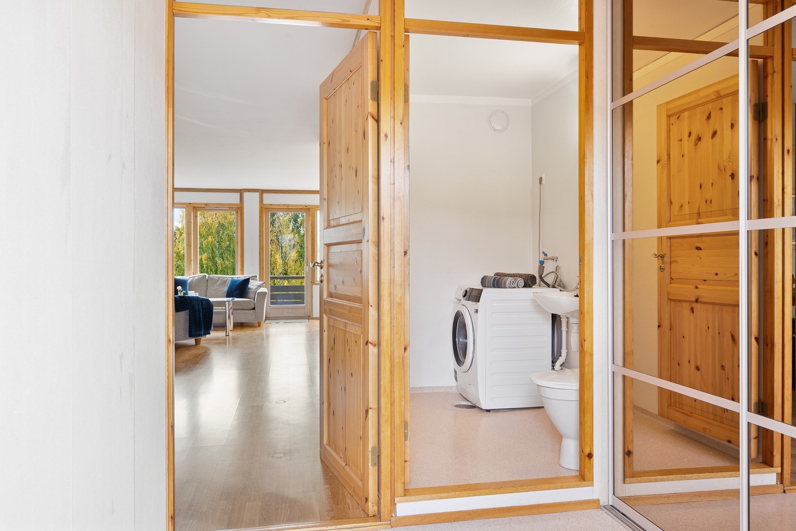 Innbydende entré med stor skyvedørsgarderobe som følger handelen. Galleribilde