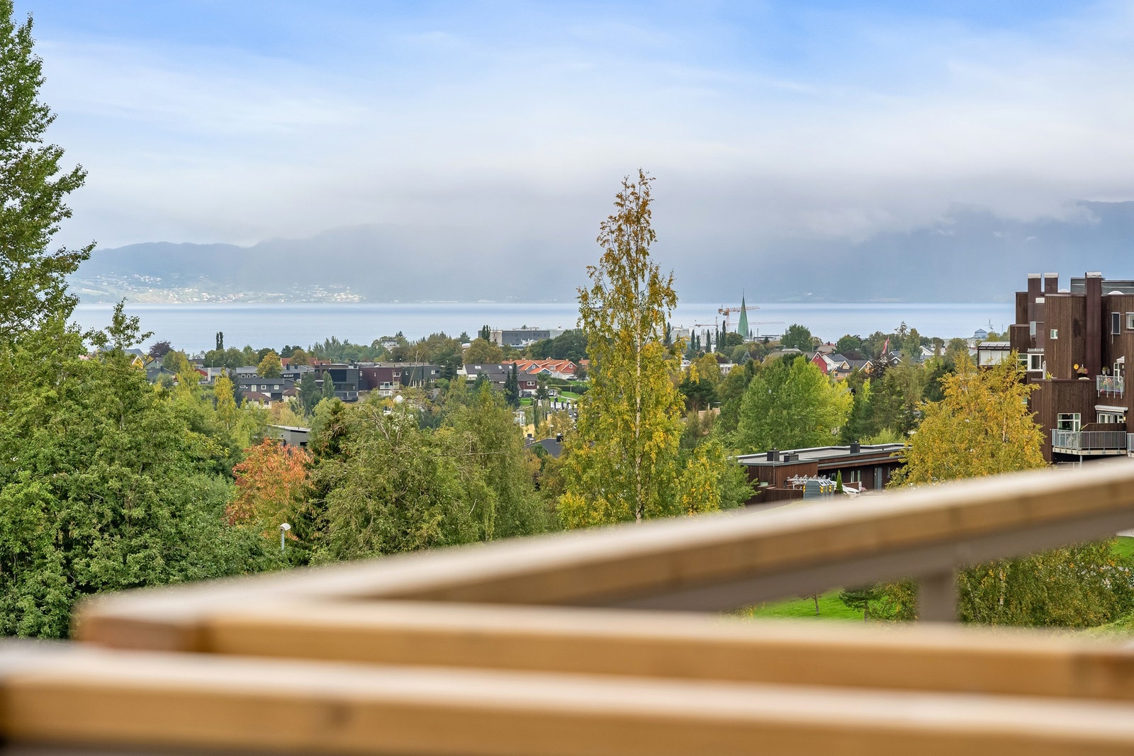 Fra balkongen har du utsikt i retning Trondheimsfjorden. Herifra kan du også skimte Nidarosdomen. Galleribilde