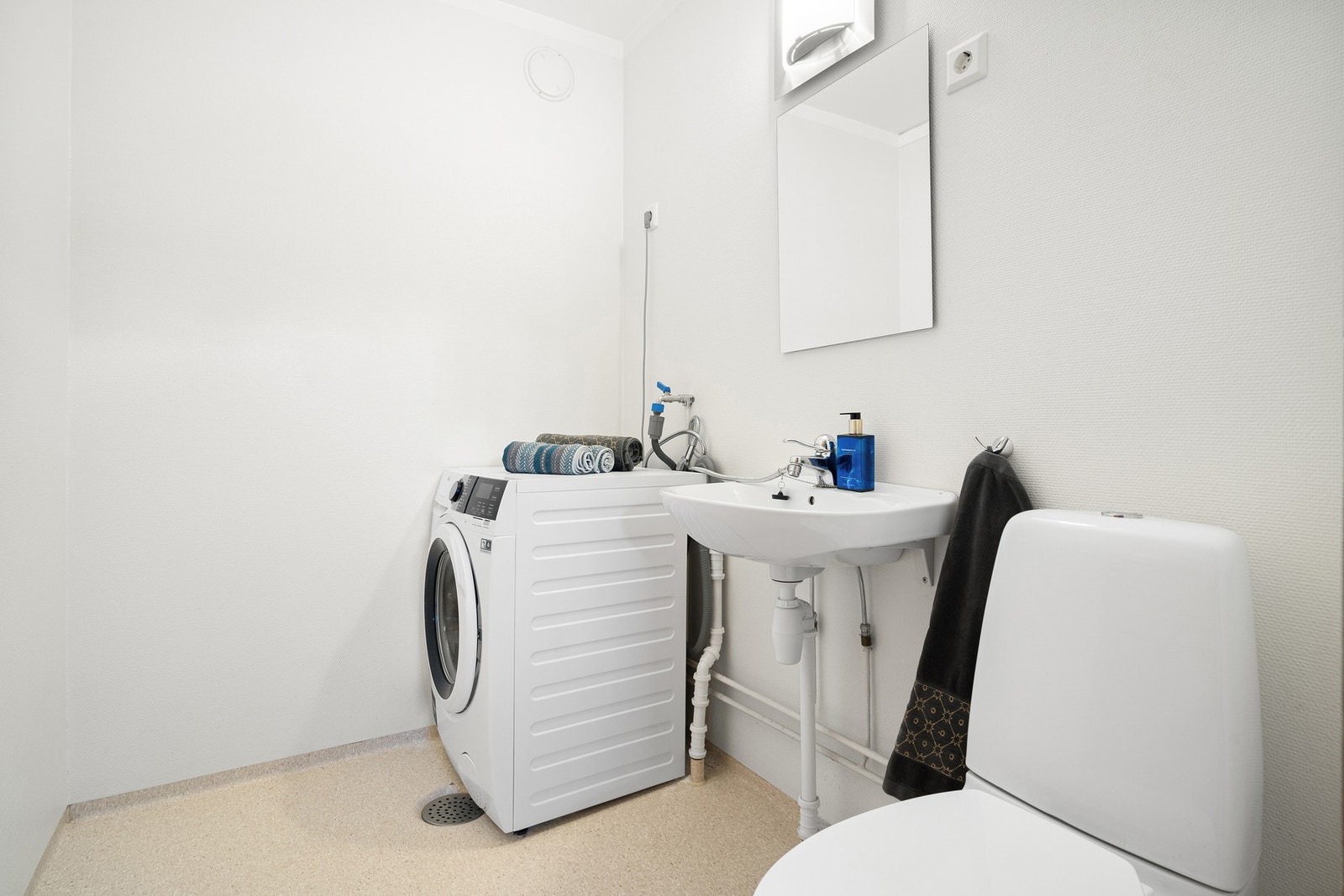 Praktisk vaskerom rett ved inngangspartiet. Galleribilde