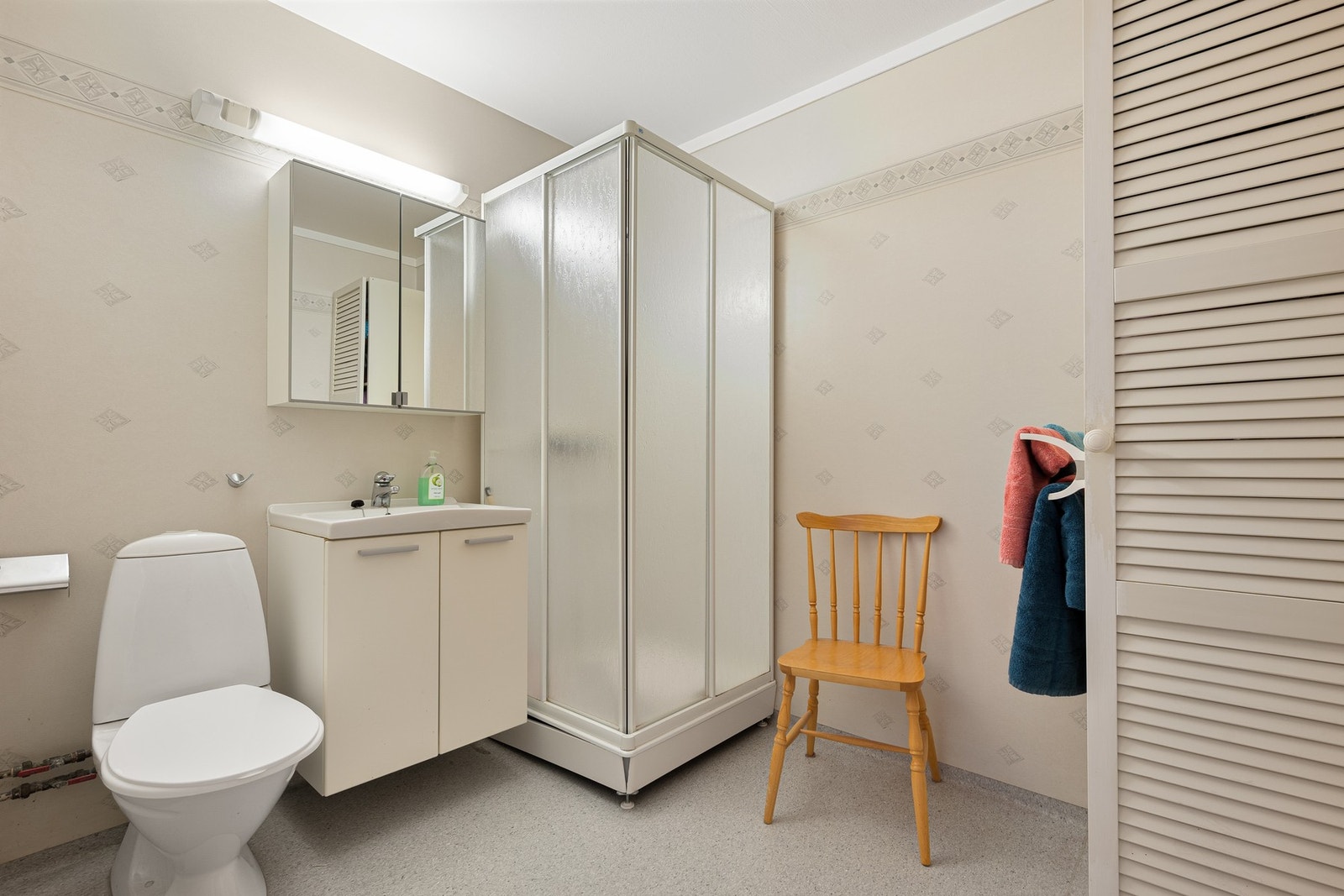 Bad, utstyrt med bl.a. klosett, servant og dusjkabinett. Galleribilde