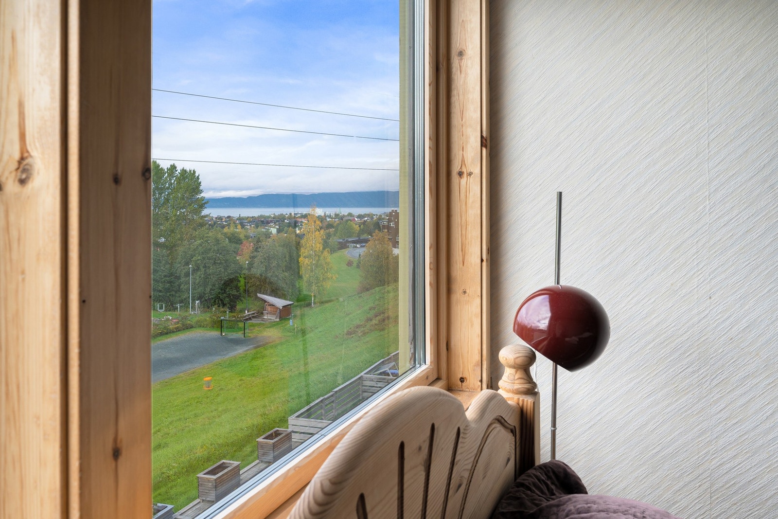 Nydelig utsikt fra alle boligens vestvendte vinduer. Galleribilde