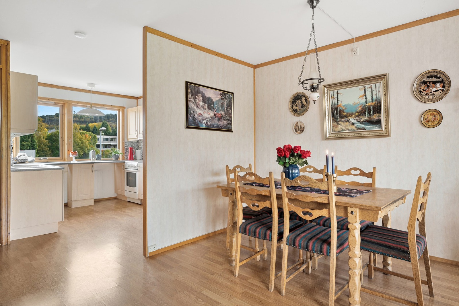 Spiseseksjonen finner sin naturlige plassering mellom stue og kjøkken. Galleribilde