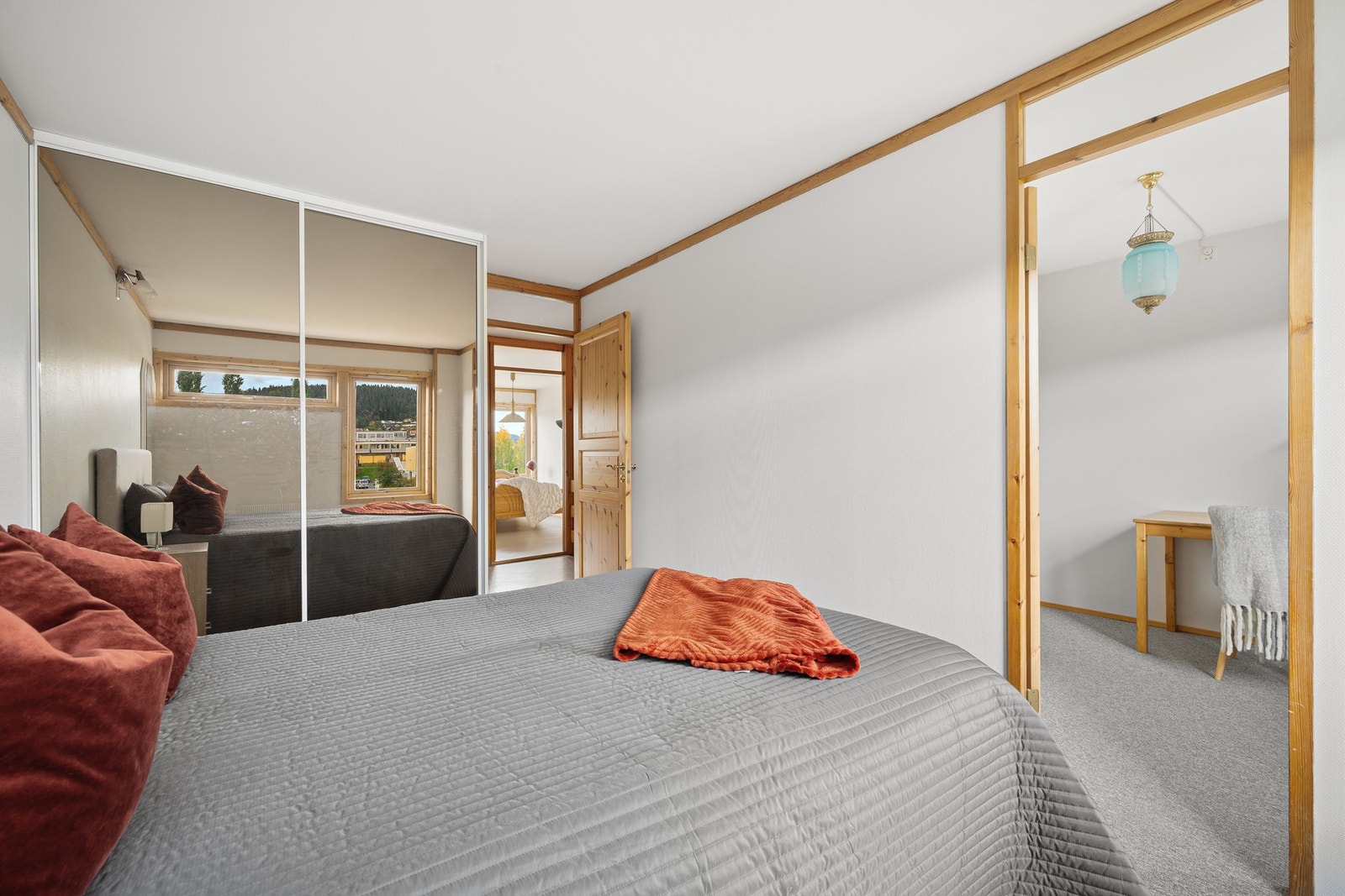 God plass til dobbeltseng samt tilhørende møblement. Galleribilde