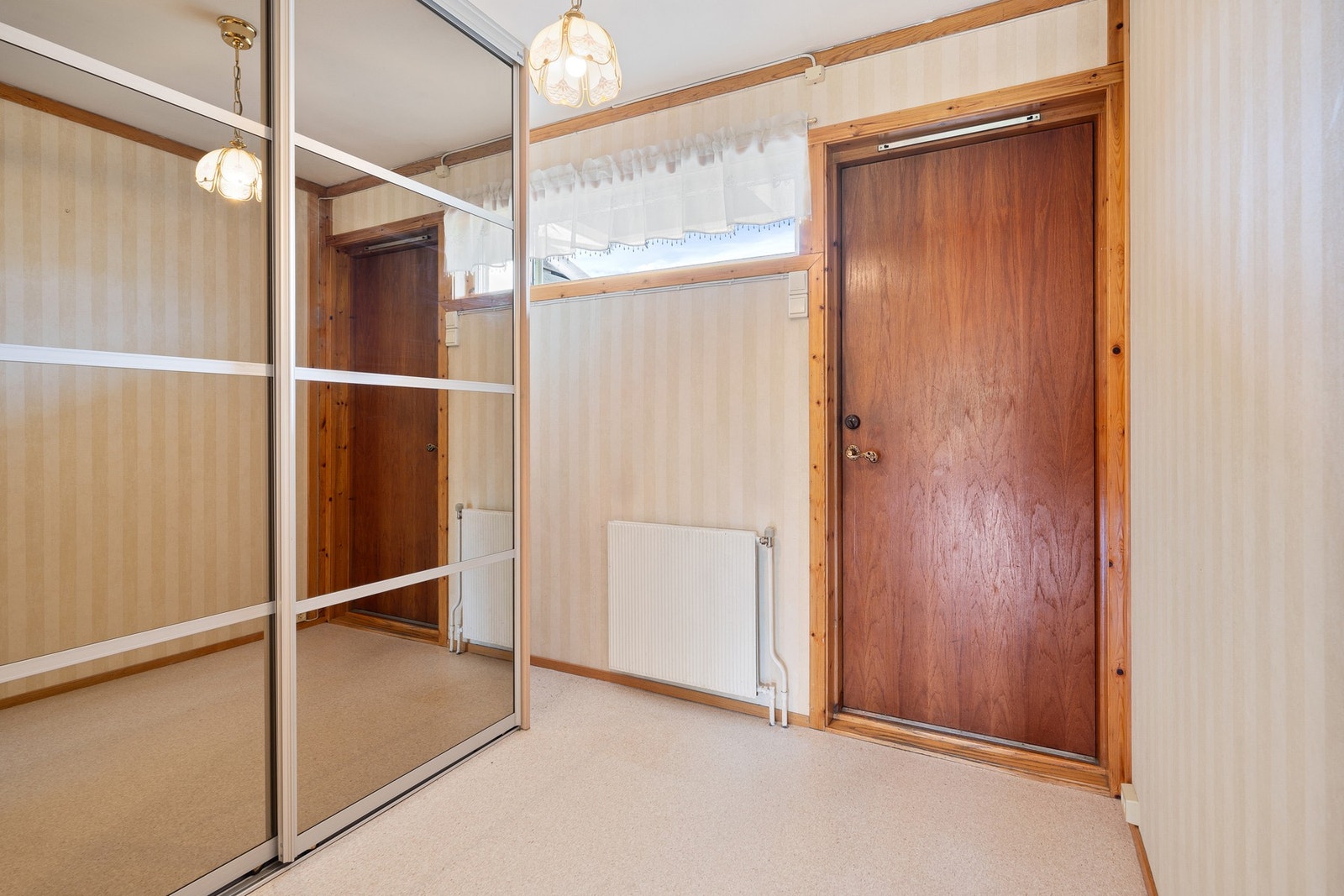 Innbydende entré med stor skyvedørsgarderobe som følger handelen. Galleribilde