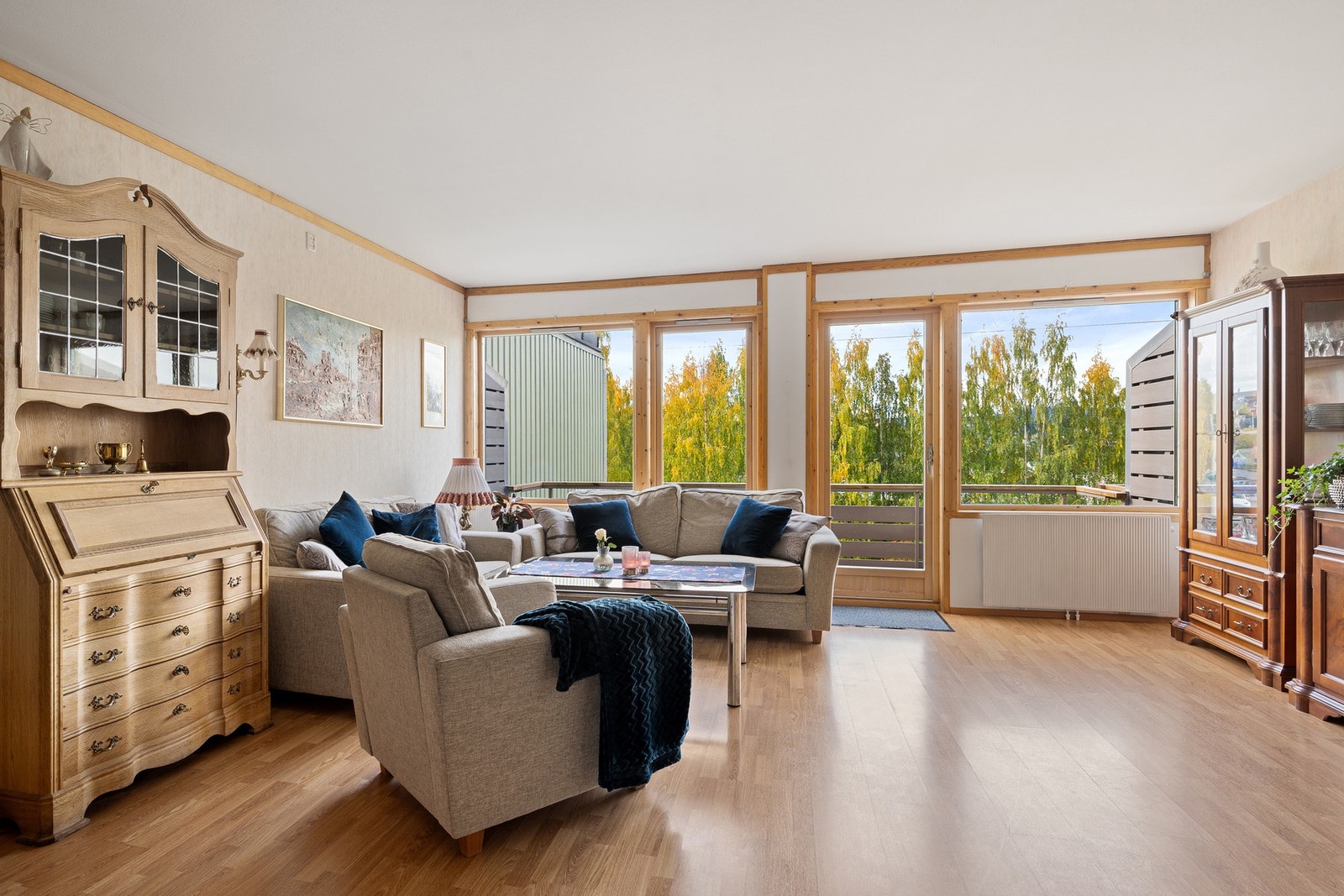 De store vindusflatene sørger for rikelig med naturlig lys inn i leiligheten. Galleribilde