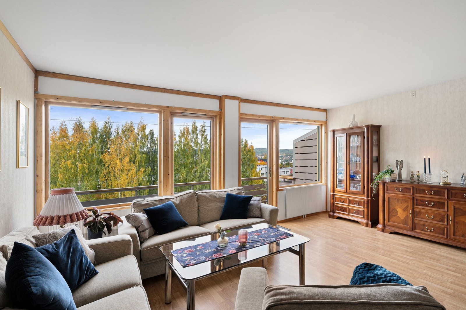 Romslig stue på 38 kvm. Her har du godt med møbleringsmuligheter. Galleribilde