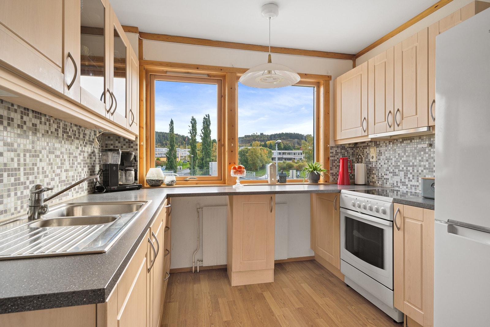 Pent, velholdt kjøkken med mye skap- og benkeplass. Galleribilde