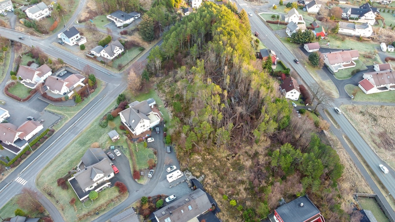 Ved en detaljregulering er det her mulighet for flere boligtomter og materiell fra sprenging kan då nyttes til havna Galleribilde