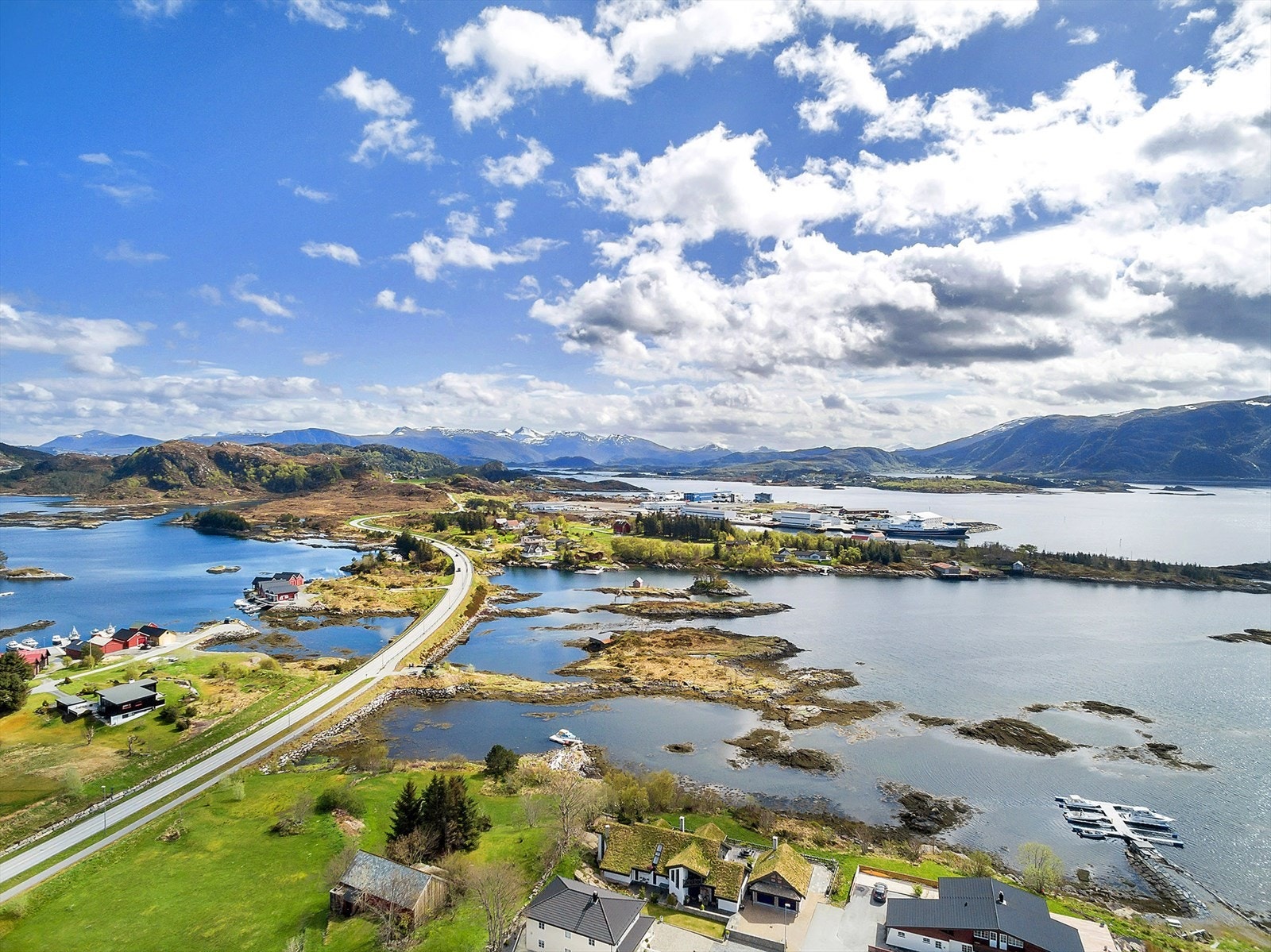 Klubbhus, vedlikehold for båt er hensynstatt i reguleringen Galleribilde