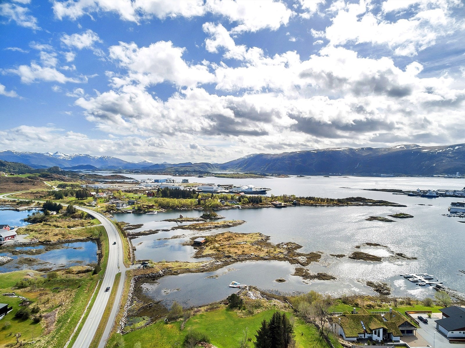 Havna kan få en enkel tilkomst fra Mjølstadnesvegen Galleribilde