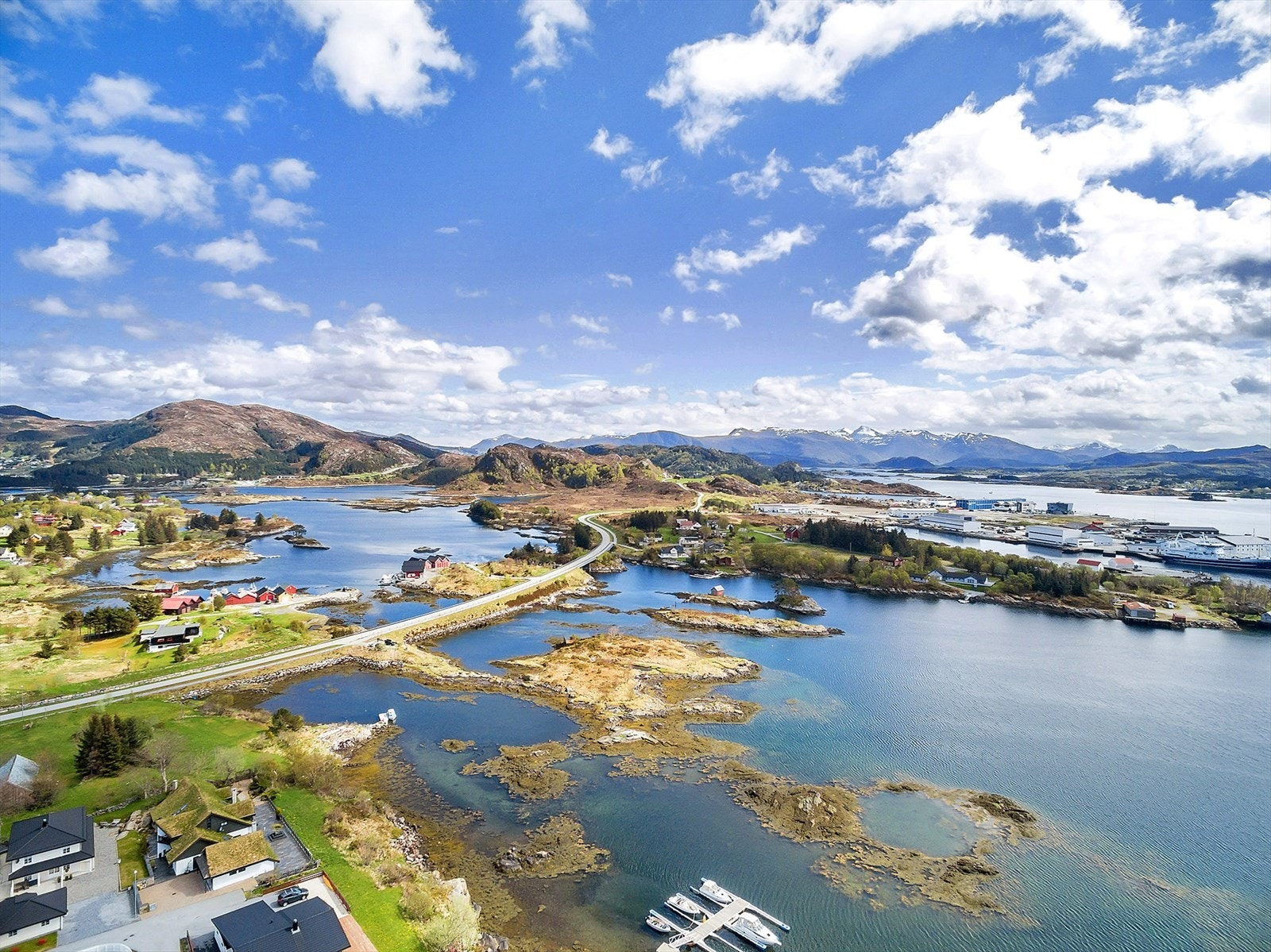 Det er også regulert inn 48 parkeringsplasser, så her kan folk til daglig kjøre til båten Galleribilde