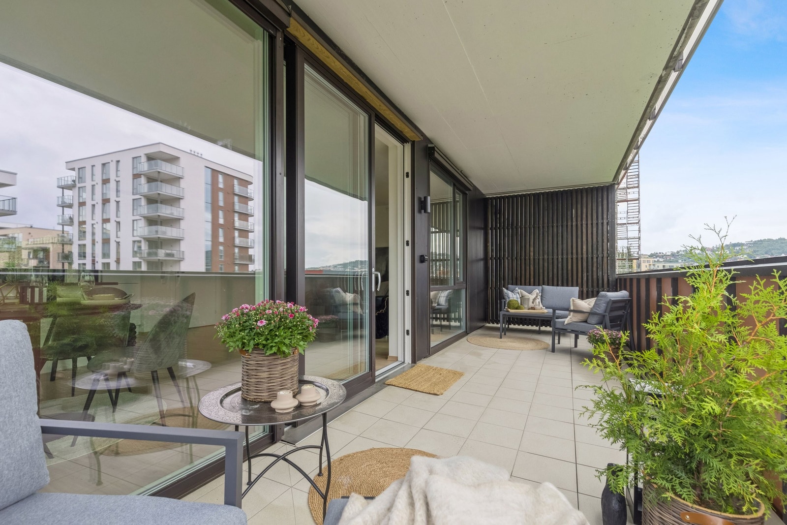 Romslig veranda Galleribilde
