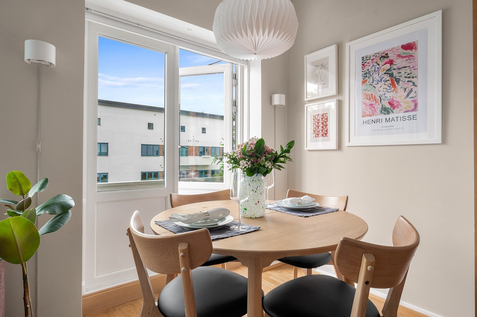 Det er god plass til spisebord - du har også adkomst til en herlig nordvestvendt balkong med ettermiddag og kveldssol. Galleribilde