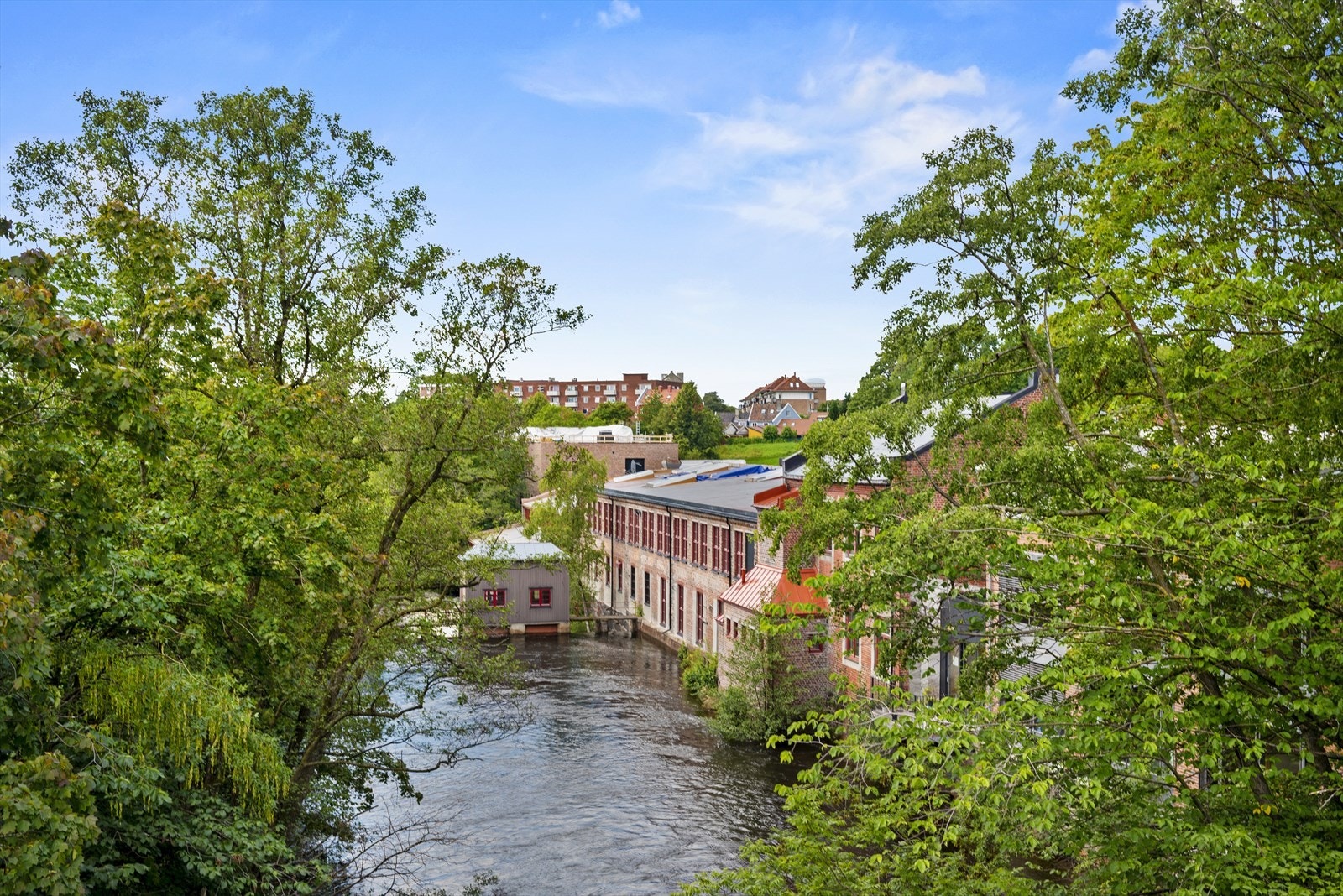 Flotte turområder langs Akerselven. Det tar ca. 3 minutter å komme seg til den hyggelige gangveien langs elven. Galleribilde