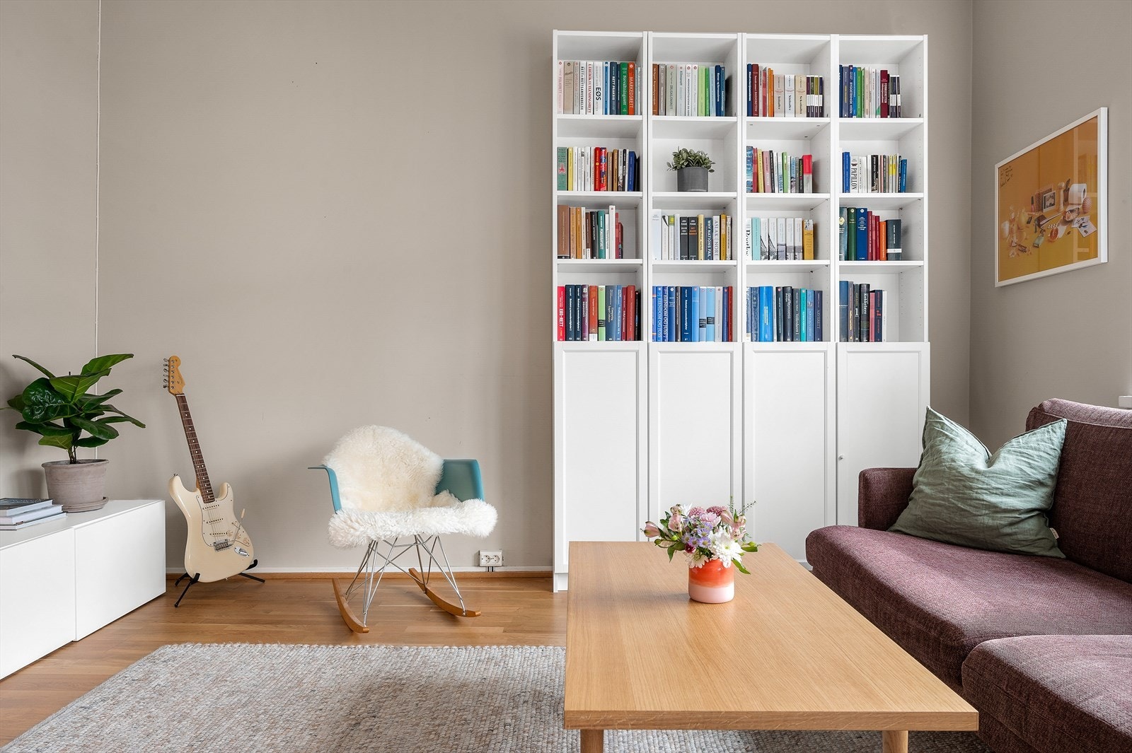 Internett, fyring via radiatorer og varmtvann er inkludert i felleskostnader. Galleribilde