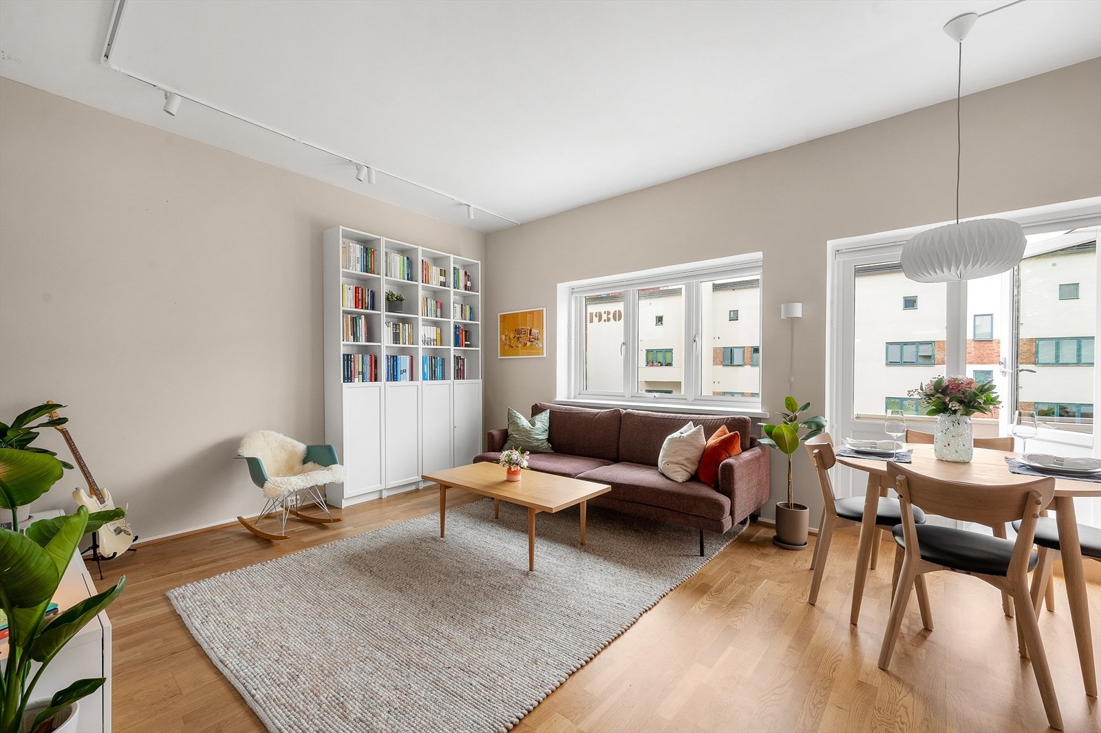 Stuen er av god størrelse og du får plass til både sofa- og spisegruppe. Galleribilde