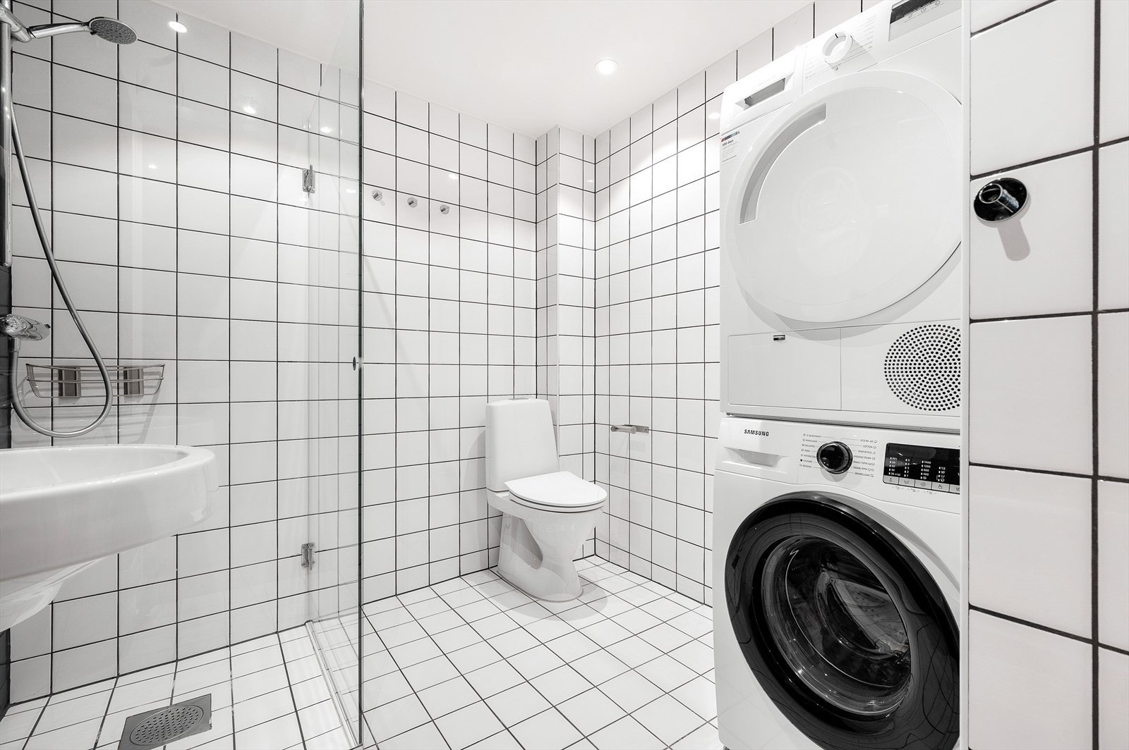 Badet er romslig og har opplegg til både vaskemaskin og tørketrommel. Nyere gulvstående toalett. Galleribilde