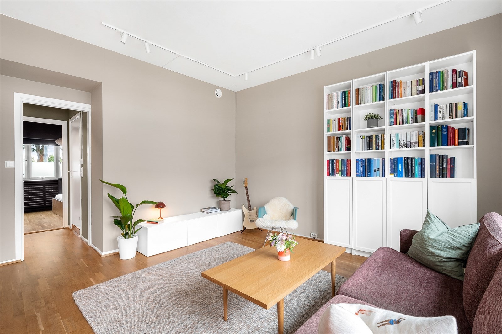 Stuen er romslig og enkel å møblere. Det er plass til sofa, mediebenk og bokhylle. Galleribilde