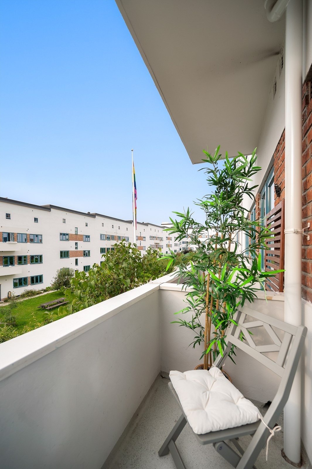 Bakgården er opparbeidet med plen, busker, trær, annen beplantning, sittegrupper og bålpanne. Galleribilde