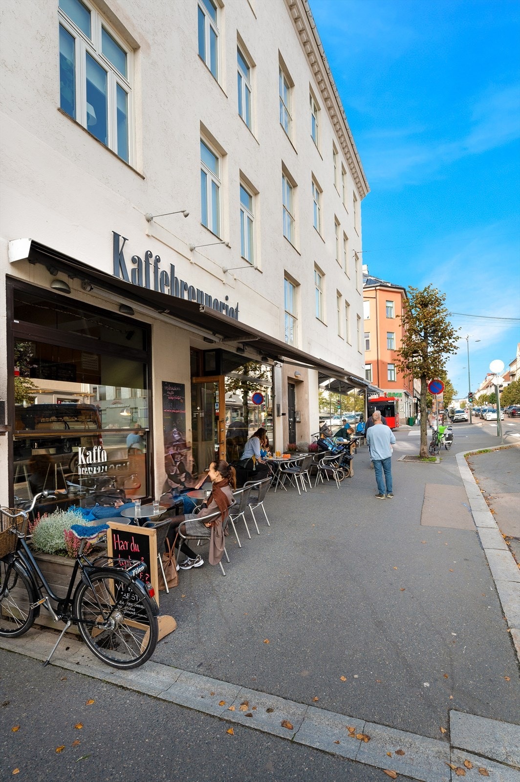 Det er flere hyggelige caféer og bakerier i umiddelbar nærhet - her fra Kaffebrenneriet i Vogts gate. Åpent bakeri ligger kun 1 minutt fra leiligheten. Galleribilde