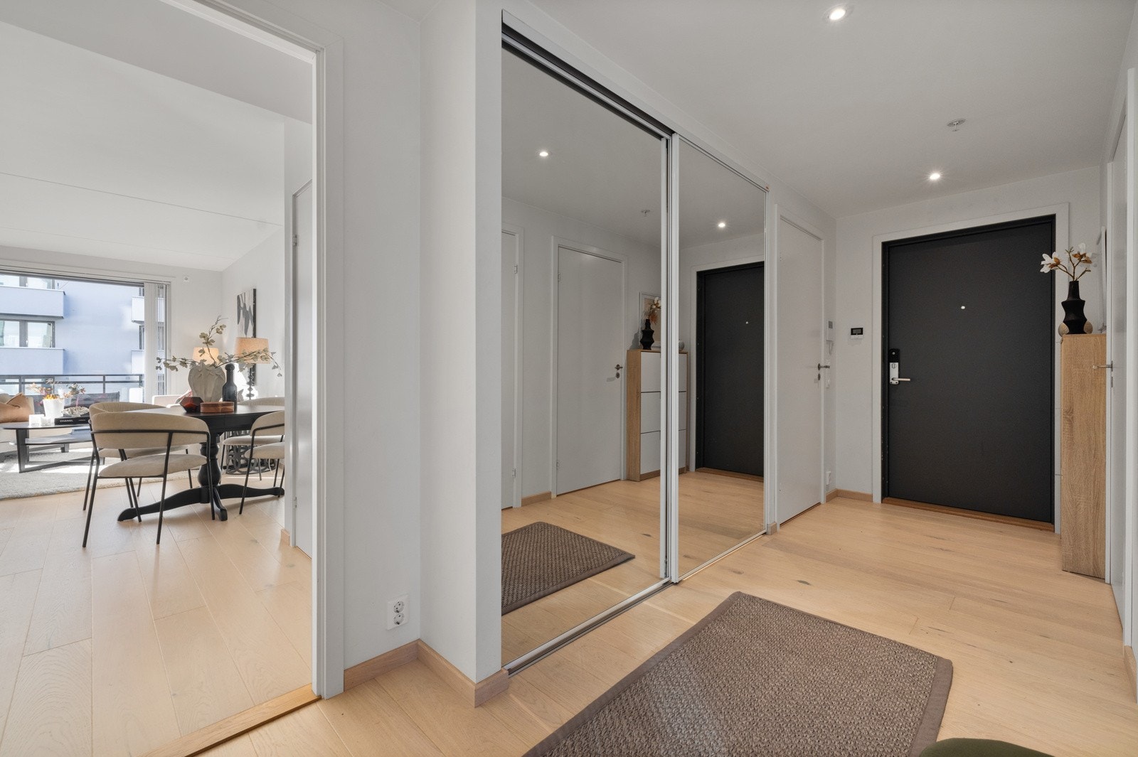 Vel inne blir vi ønsket velkommen i en pen entré med hvitmalte overflater, downlights i himlingen og enstavs parkett på gulv med vannbåren gulvvarme. Galleribilde
