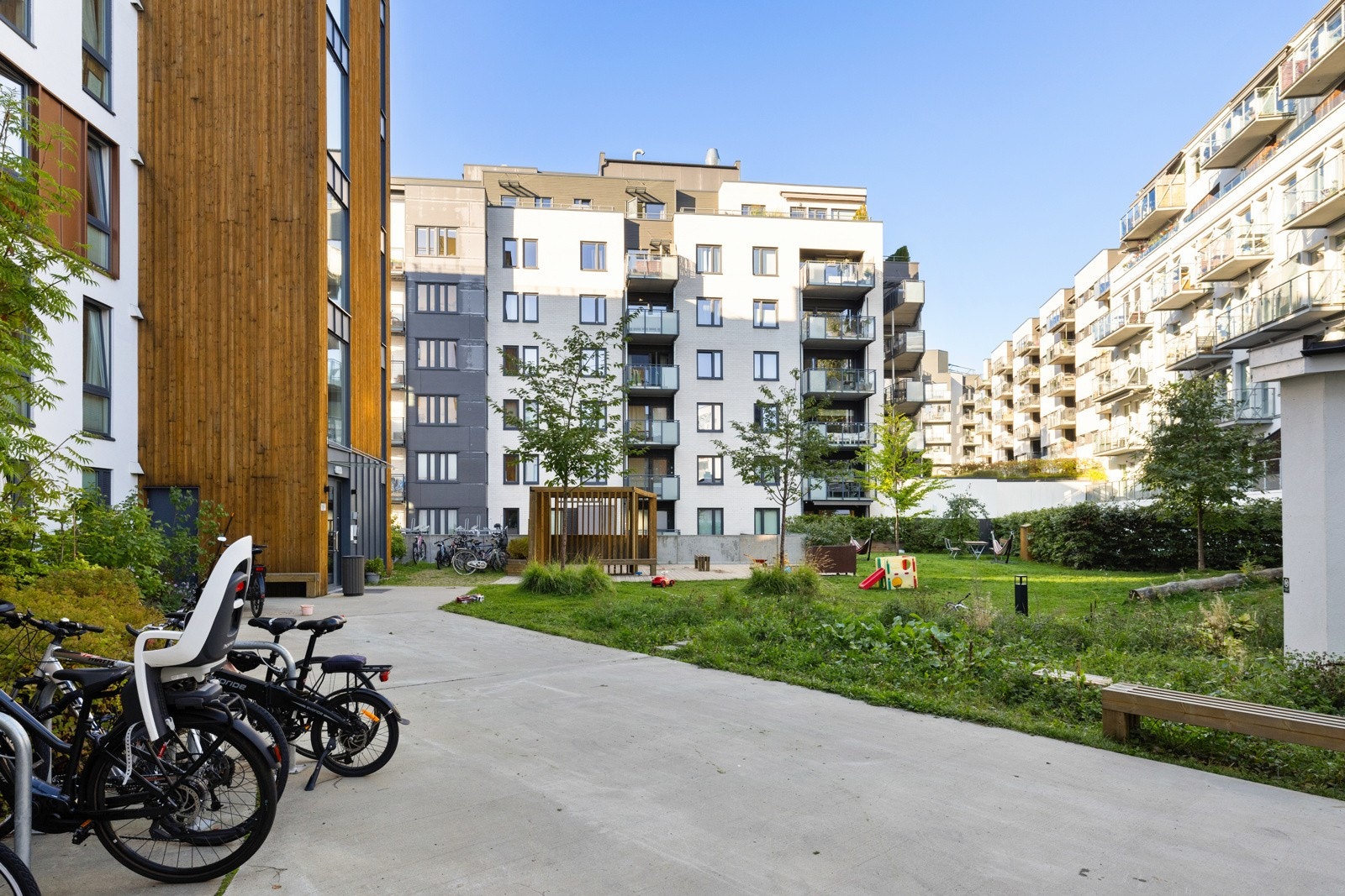 Hyggelig lukket bakgård. Galleribilde