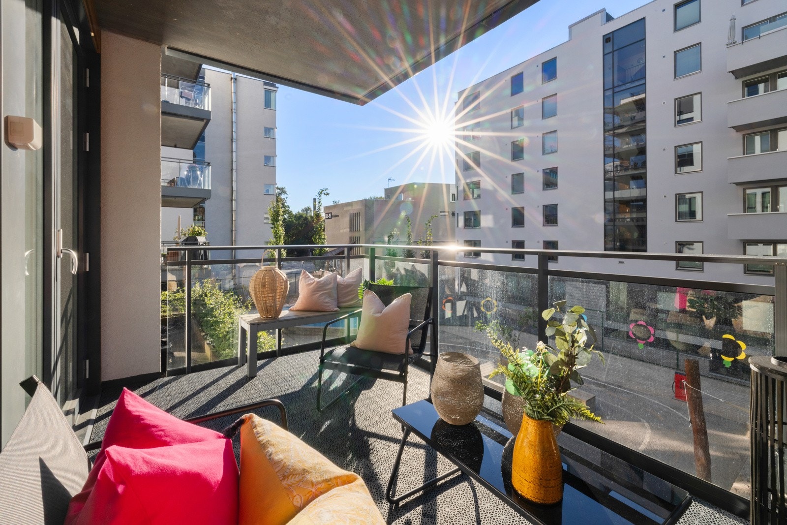 Balkongen har overbygg slik at man kan nyte den selv om været ikke er helt topp. Galleribilde