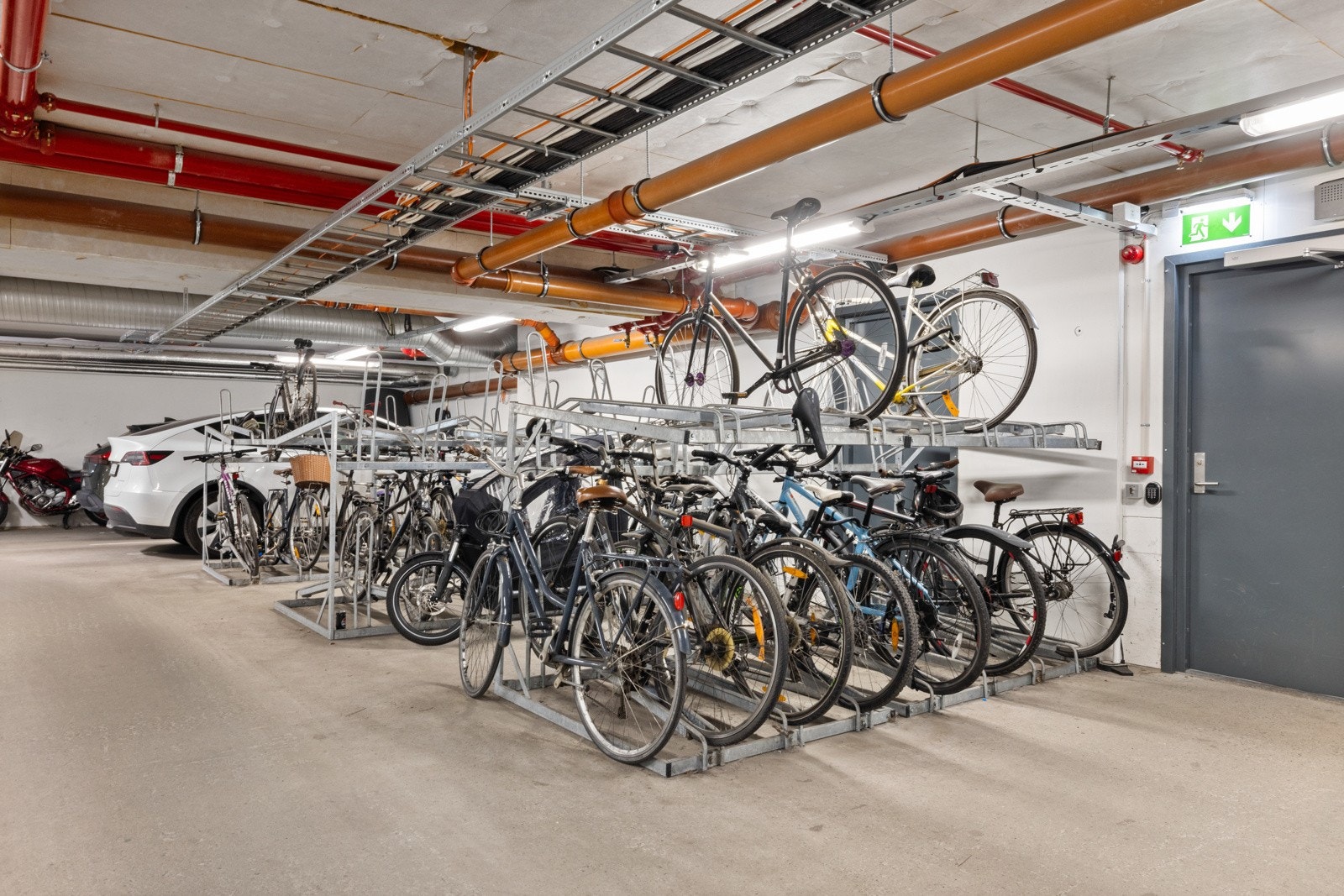 Praktisk felles sykkelparkering innendørs. Galleribilde