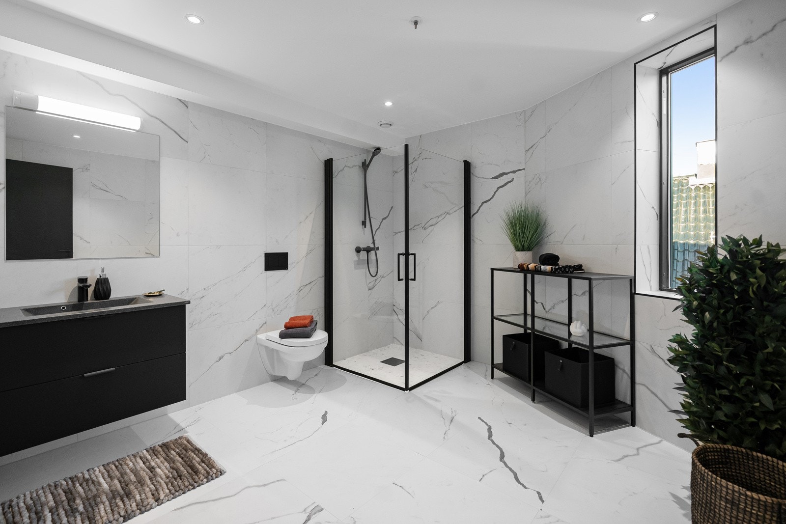 Lekkert og romslig bad som er plassbygget Galleribilde